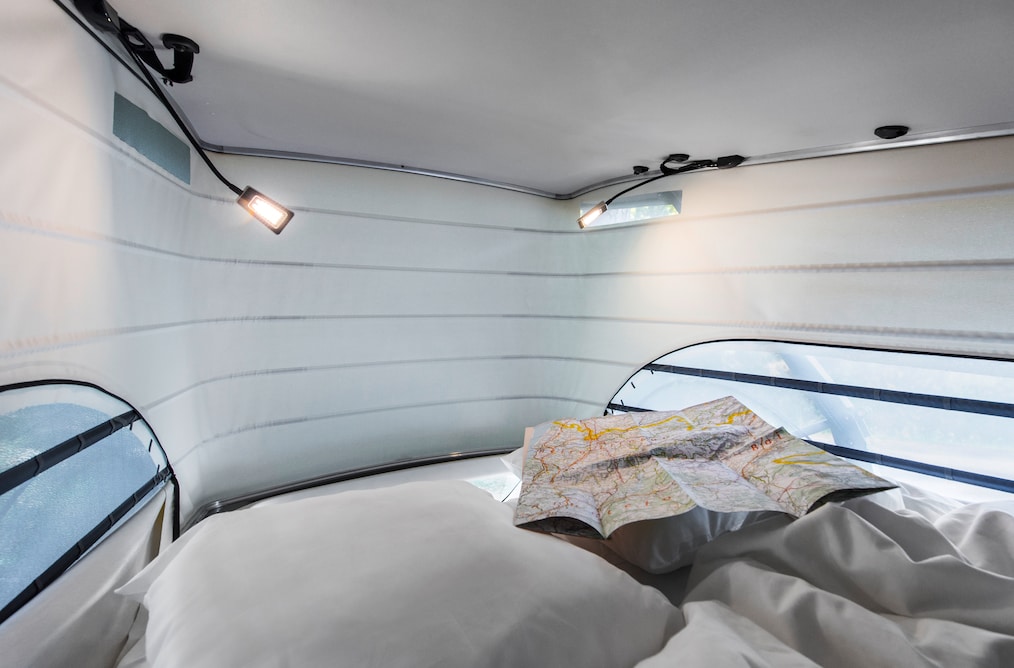 Das Dachbett der V-Klasse Marco Polo mit LED-Leuchten und Lüftungsdüsen links und rechts.