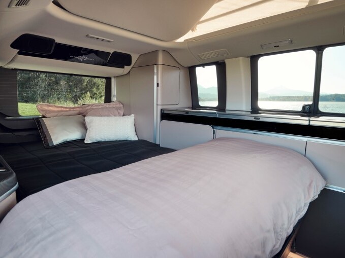 Mercedes-Benz Marco Polo mit unterem Bett, das einen geräumigen und komfortablen Schlafbereich bietet.