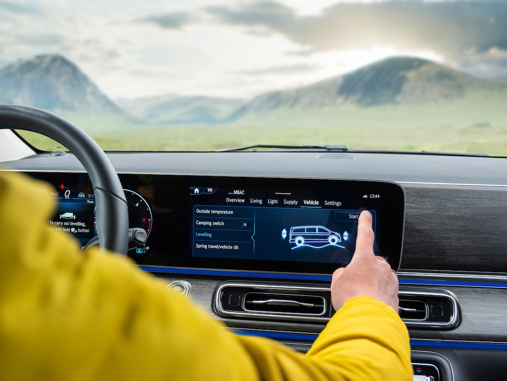 AIRMATIC plus Camper-Niveauregulierung im Widescreen-Cockpit der V-Klasse Marco Polo