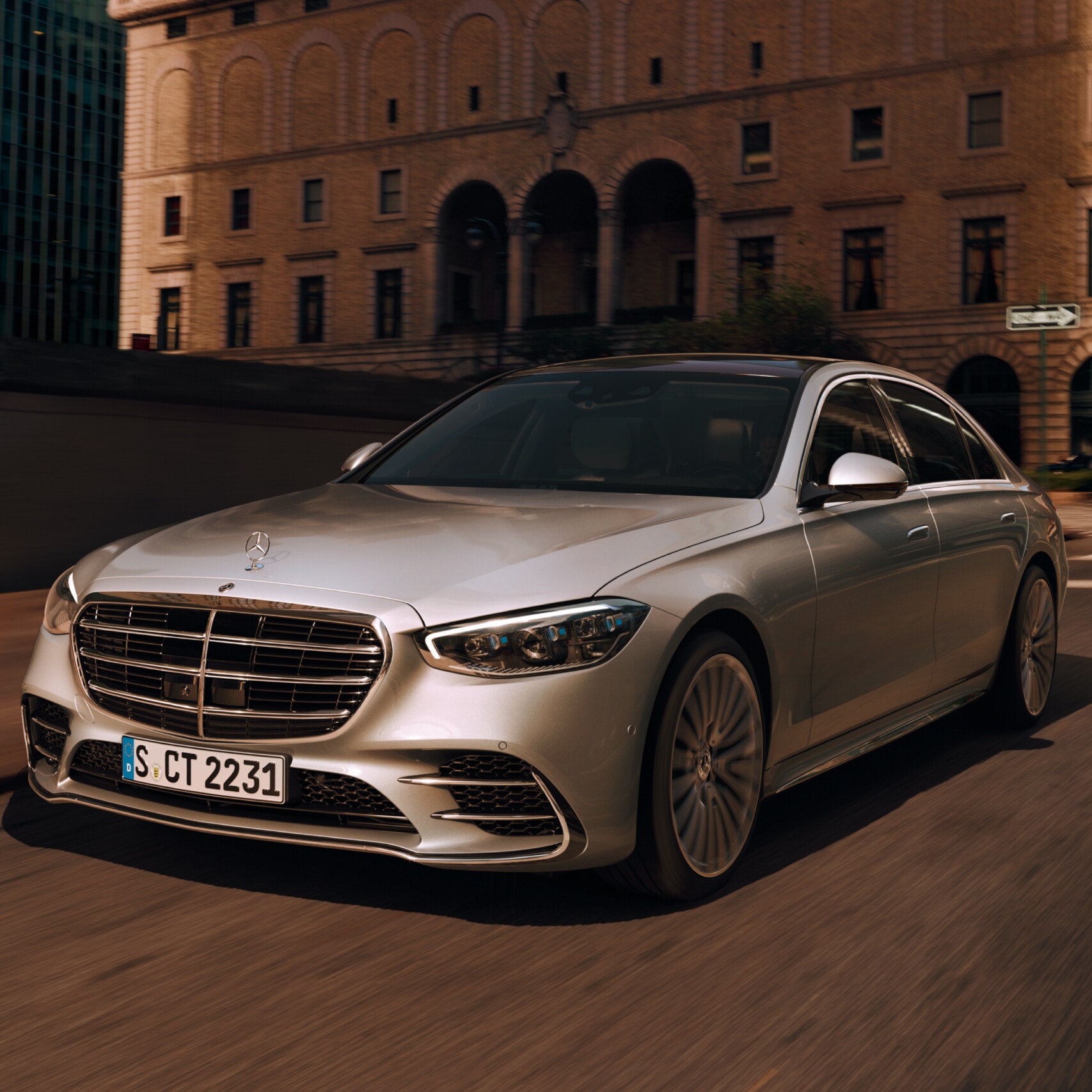 Mercedes-Benz S-Klasse silber fahrend auf einer Straße in einer Frontansicht