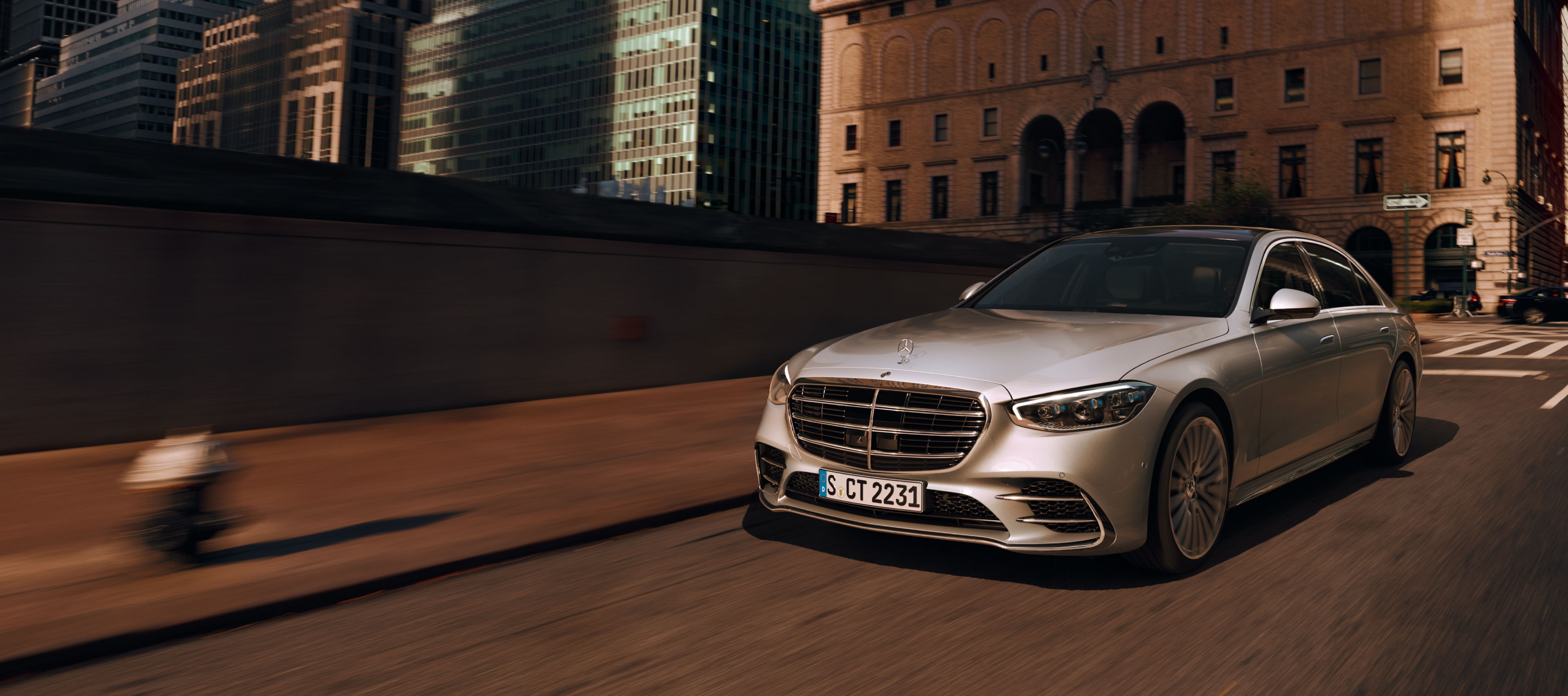 Autonomes Fahren | S-Klasse Limousine | Mercedes-Benz Mercedes-Benz S-Klasse silber fahrend auf einer Straße in einer Frontansicht