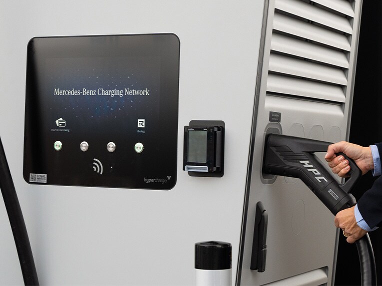 Eine Mercedes-Benz Charging Network Station im Einsatz. Elektromobilität von Mercedes-Benz.