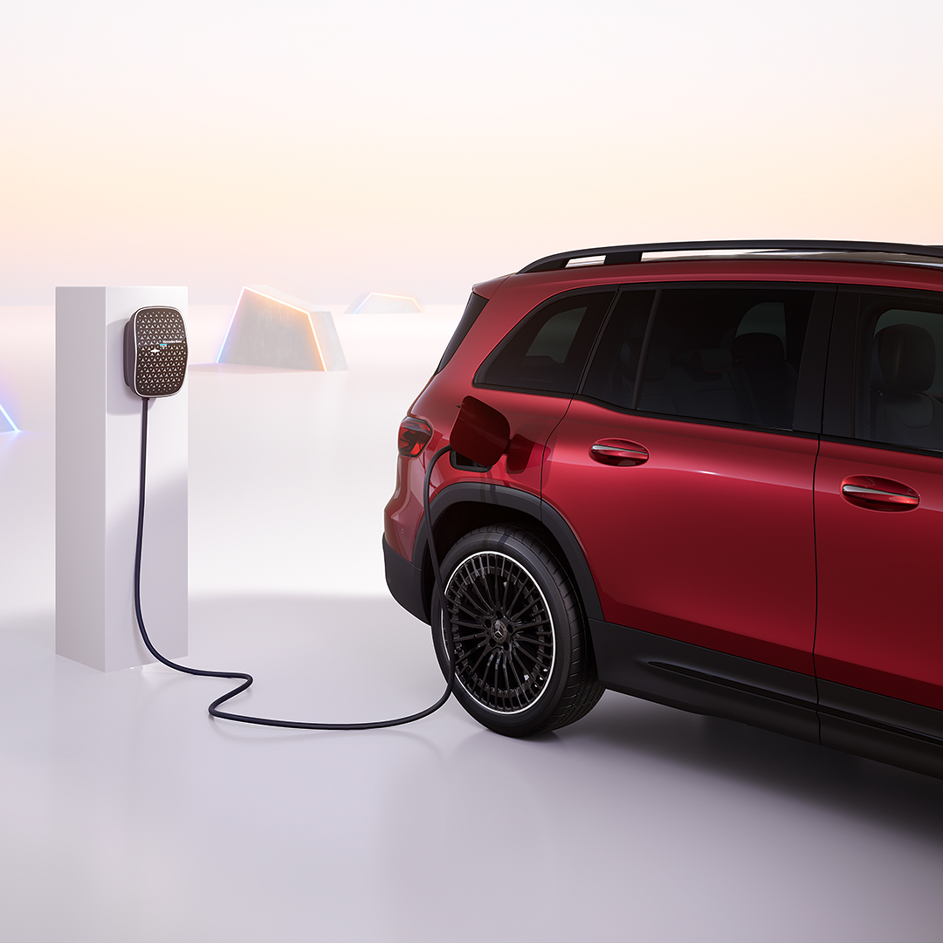 Laden | Elektroautos | Mercedes-Benz Das EQB Elektroauto ladend an einer Mercedes-Benz Wallbox.