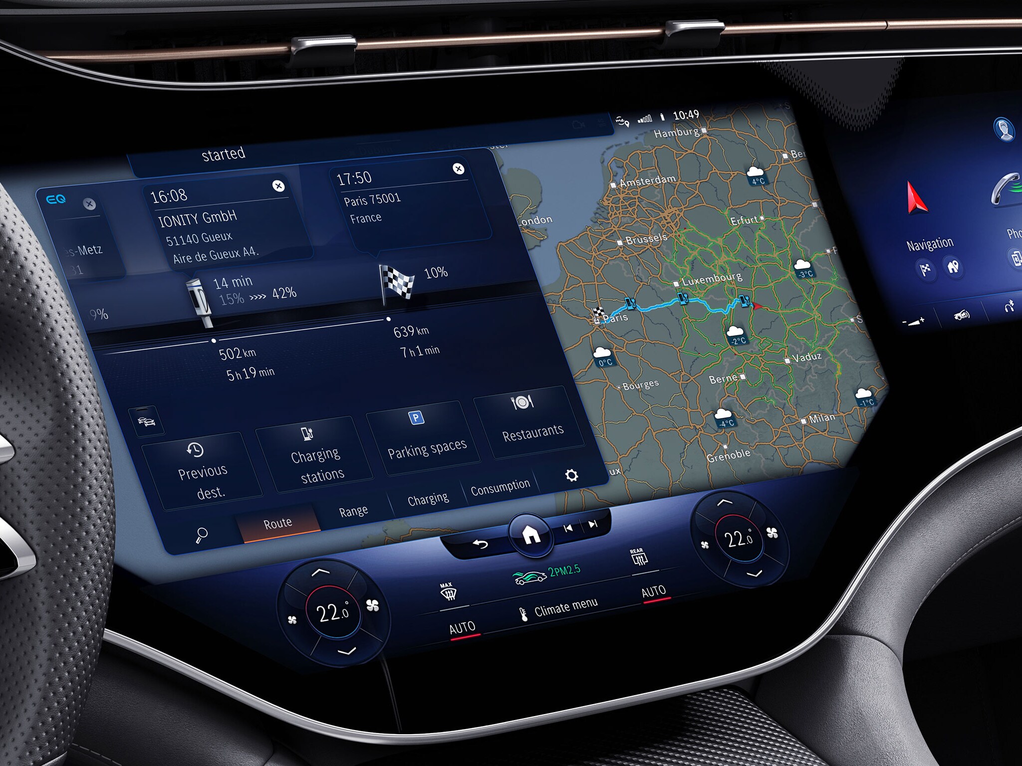 Die Head Unit eines elektrifizierten Mercedes-Benz Modells zeigt die optimale Route unter Berücksichtigung verschiedener Faktoren