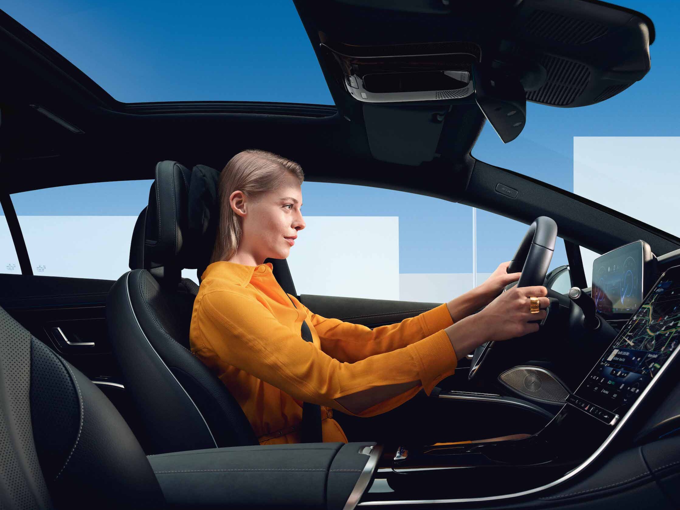 Eine Frau sitzt in einem Mercedes Benz.