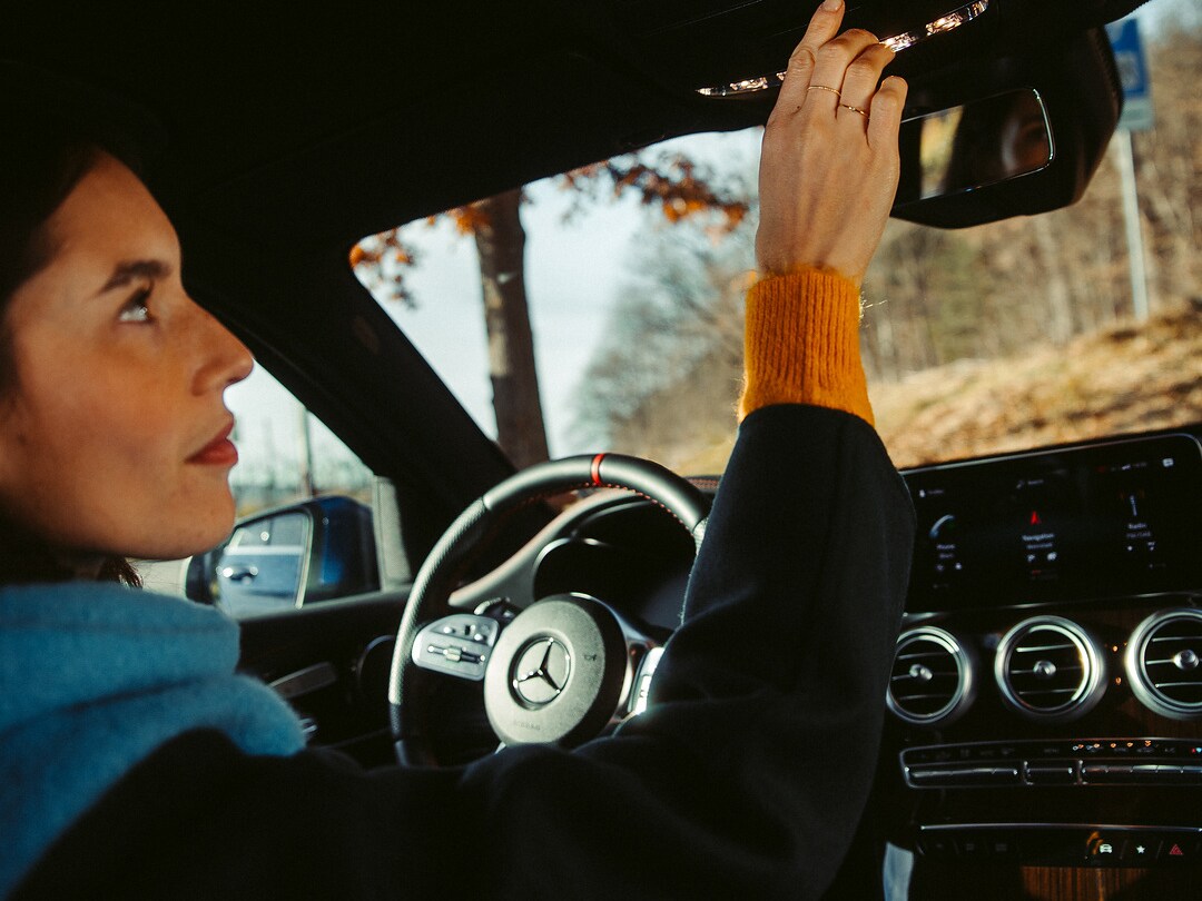 Die SOS-Taste in der Dachbedieneinheit des Fahrzeugs stellt umgehend eine Sprachverbindung mit der Mercedes-Benz Notrufzentrale her.  