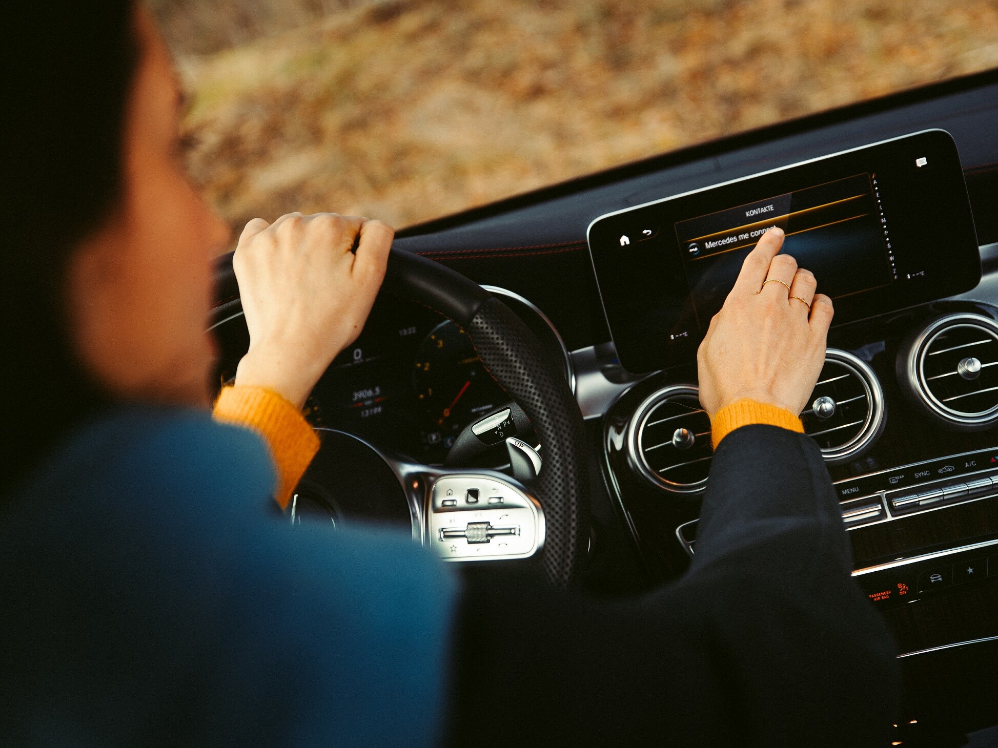 Die Mercedes me Taste im Telefonbuch des Fahrzeugs verbindet den Fahrer direkt mit einem Mercedes-Benz Service-Mitarbeiter.
