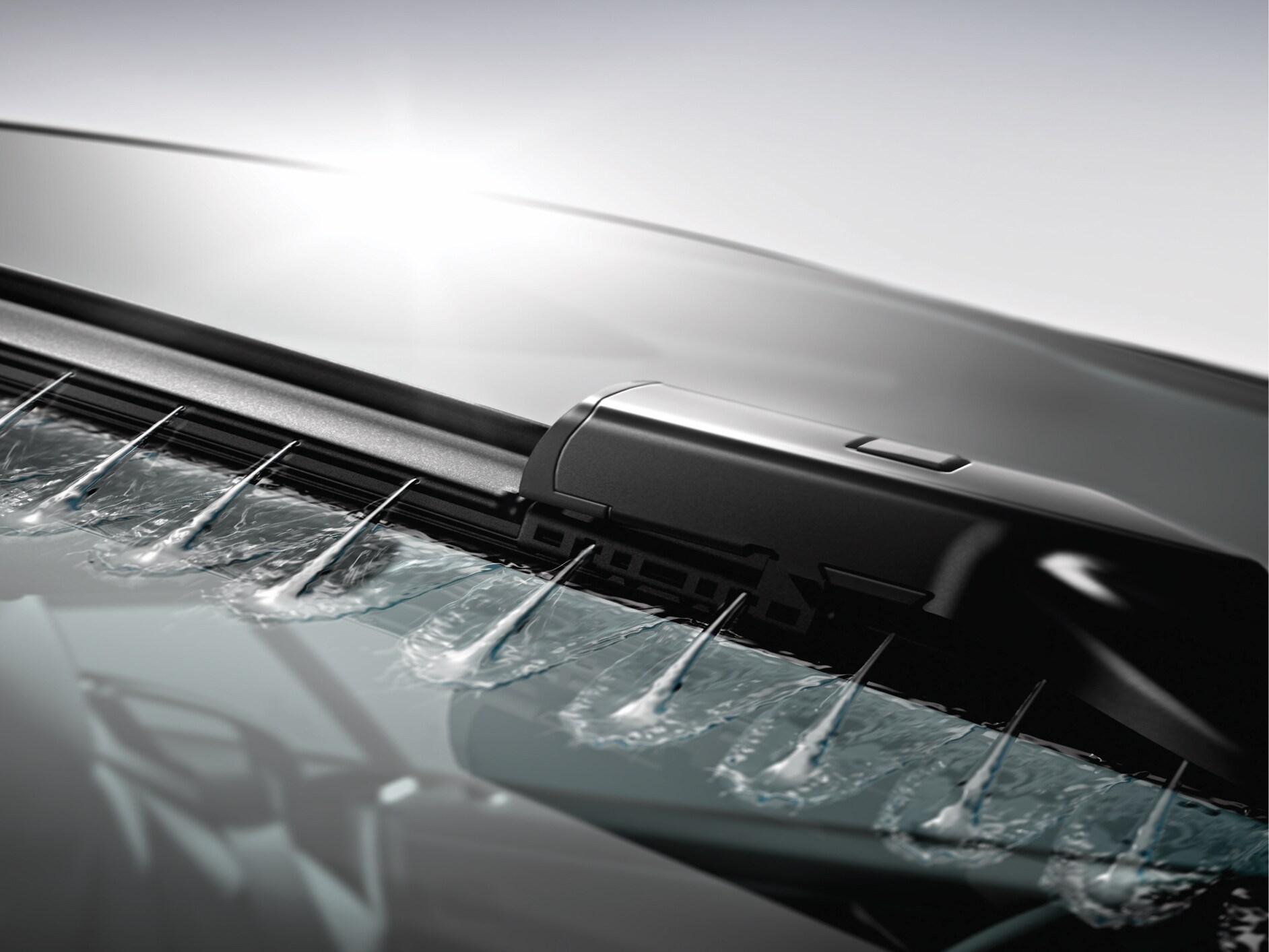 Wischflüßigkeit wird auf Scheibe gesprüht