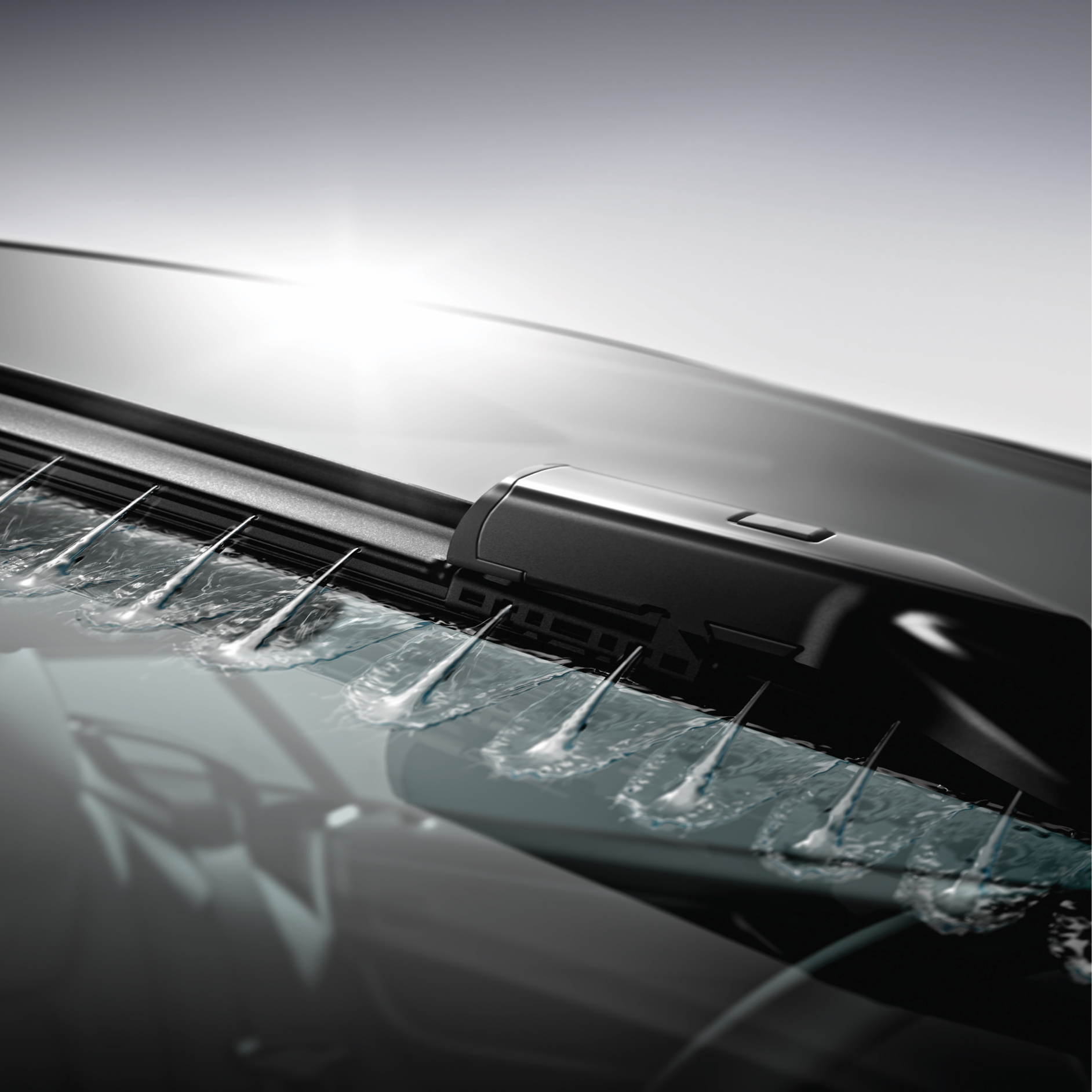 Wischflüßigkeit wird auf Scheibe gesprüht Wischflüßigkeit wird auf Scheibe gesprüht