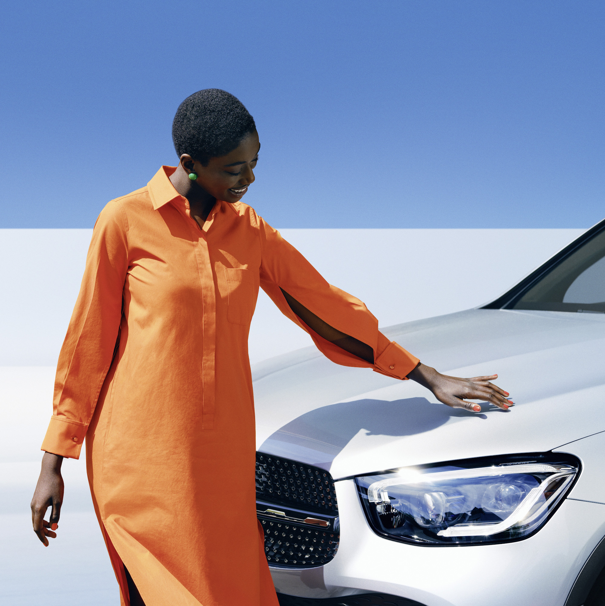 4-Jahres-Wertpaket | Mercedes-Benz A person is touching her Mercedes.