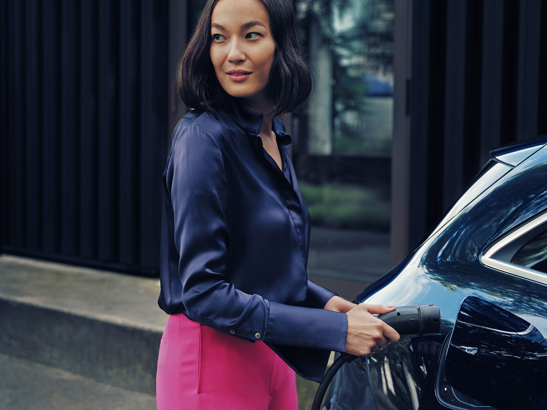 Eine Person lädt ihren Mercedes-Benz an einer Mercedes-Benz Wallbox