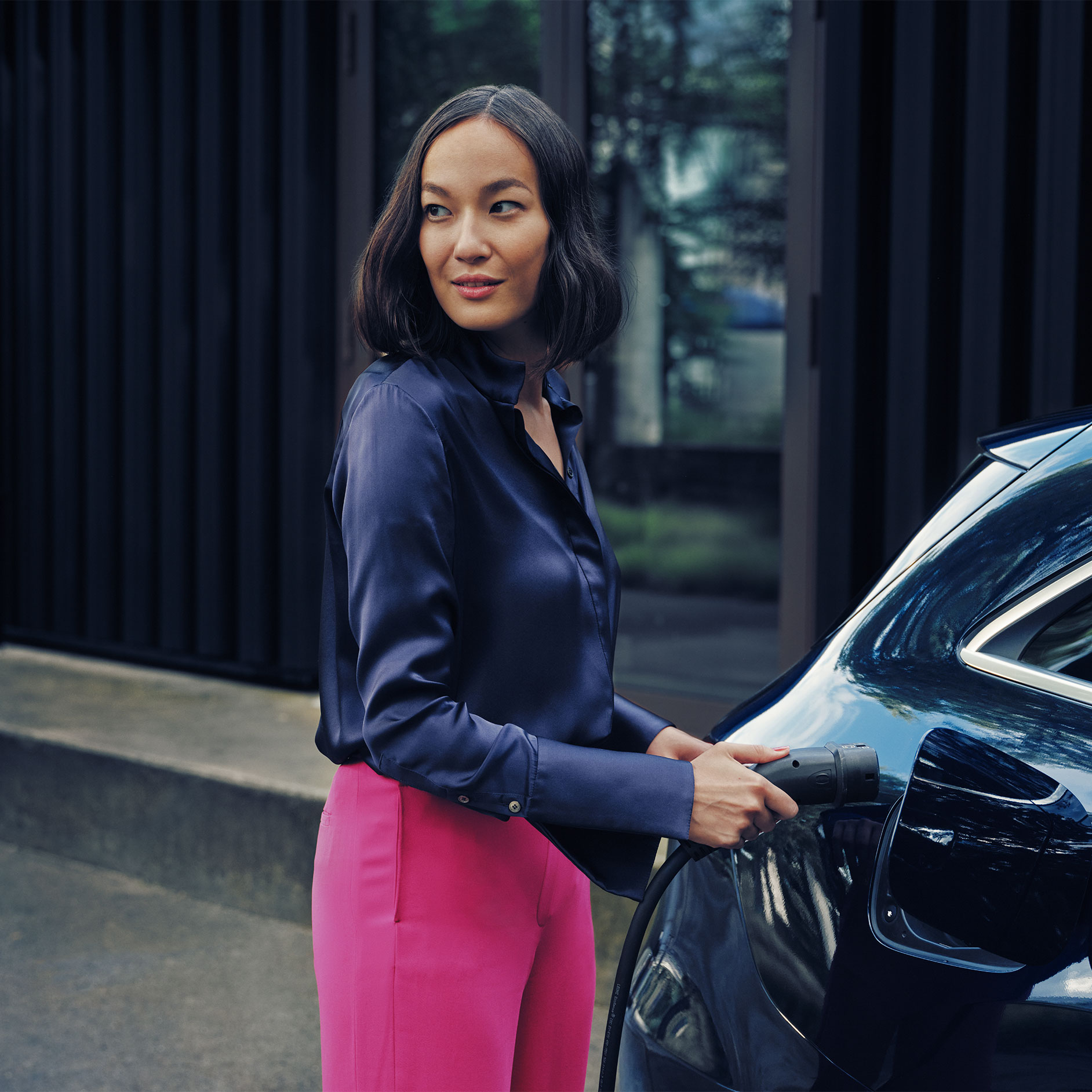 Nutzung | Laden | Mercedes-Benz Eine Person lädt ihren Mercedes-Benz an einer Mercedes-Benz Wallbox