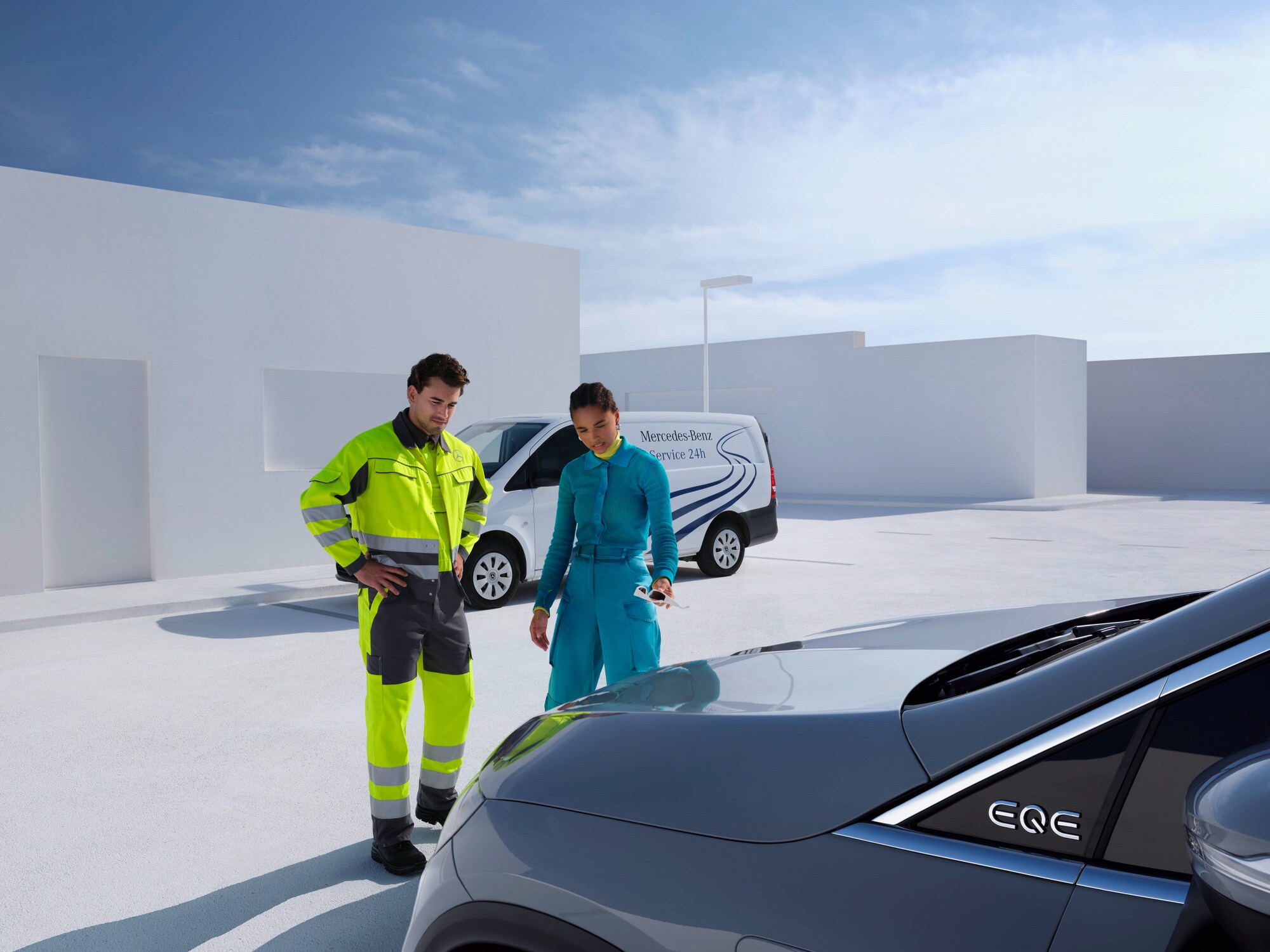 Ein Mitarbeiter des Mercedes-Benz Service24-Supportteams berät einen Kunden vor einem Mercedes-Benz Fahrzeug.