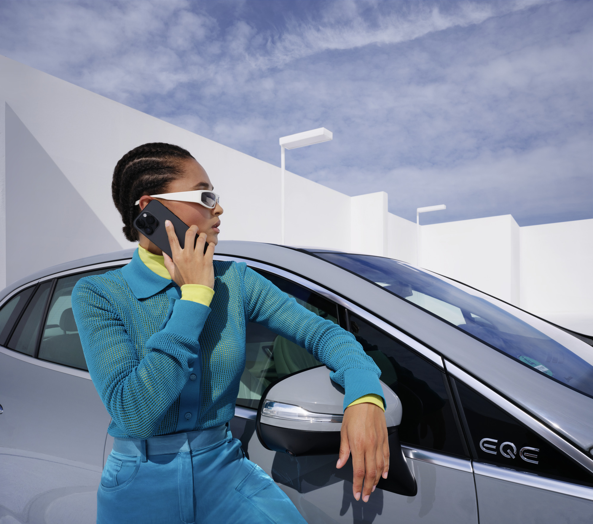 Unfall- & Pannenmanagement | Mercedes-Benz Eine Person, die sich mit dem Telefon in der Hand an ein Mercedes-Benz Fahrzeug lehnt.