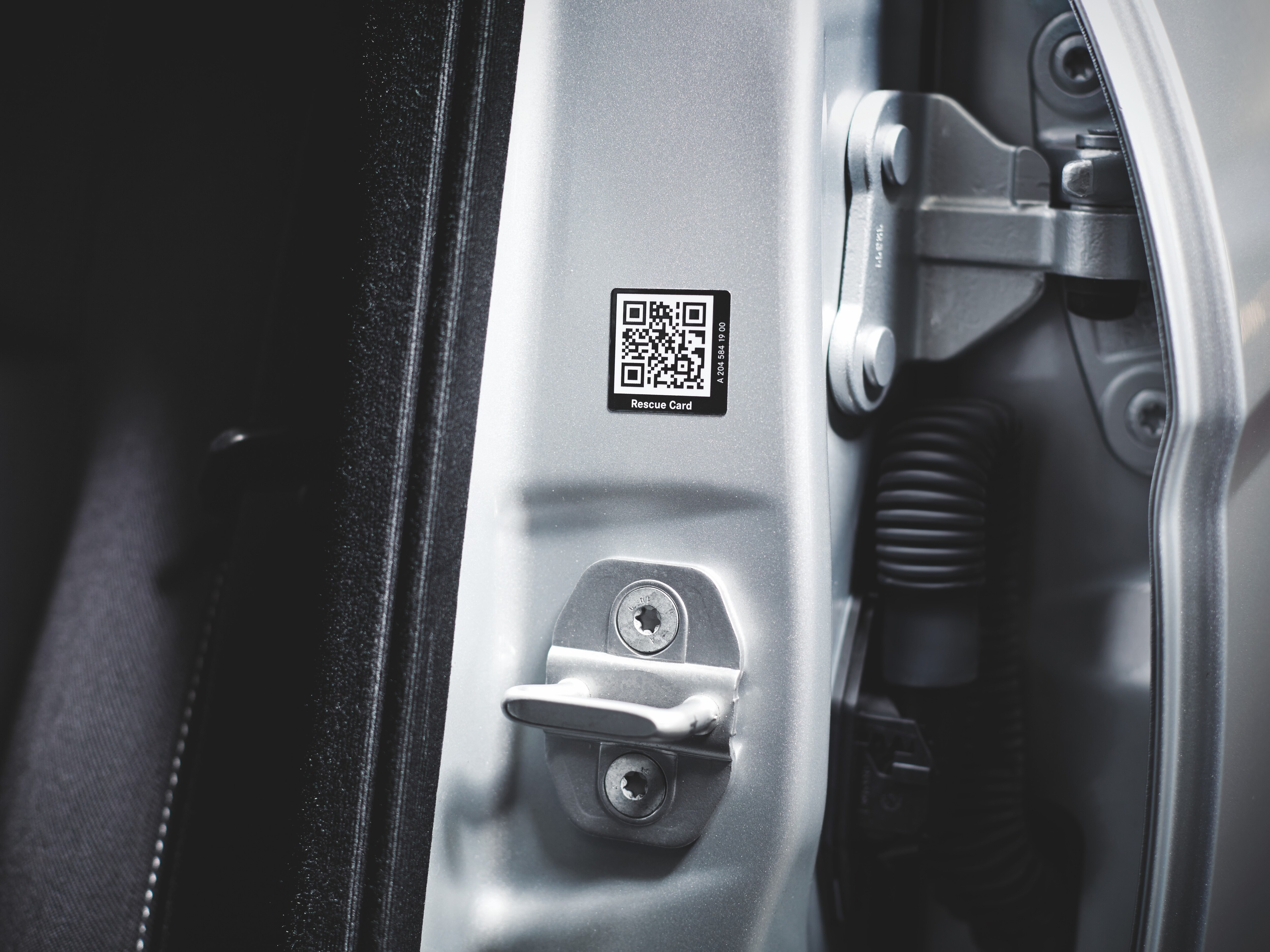 Rettungsaufkleber auf dem Mercedes-Benz Fahrzeug.