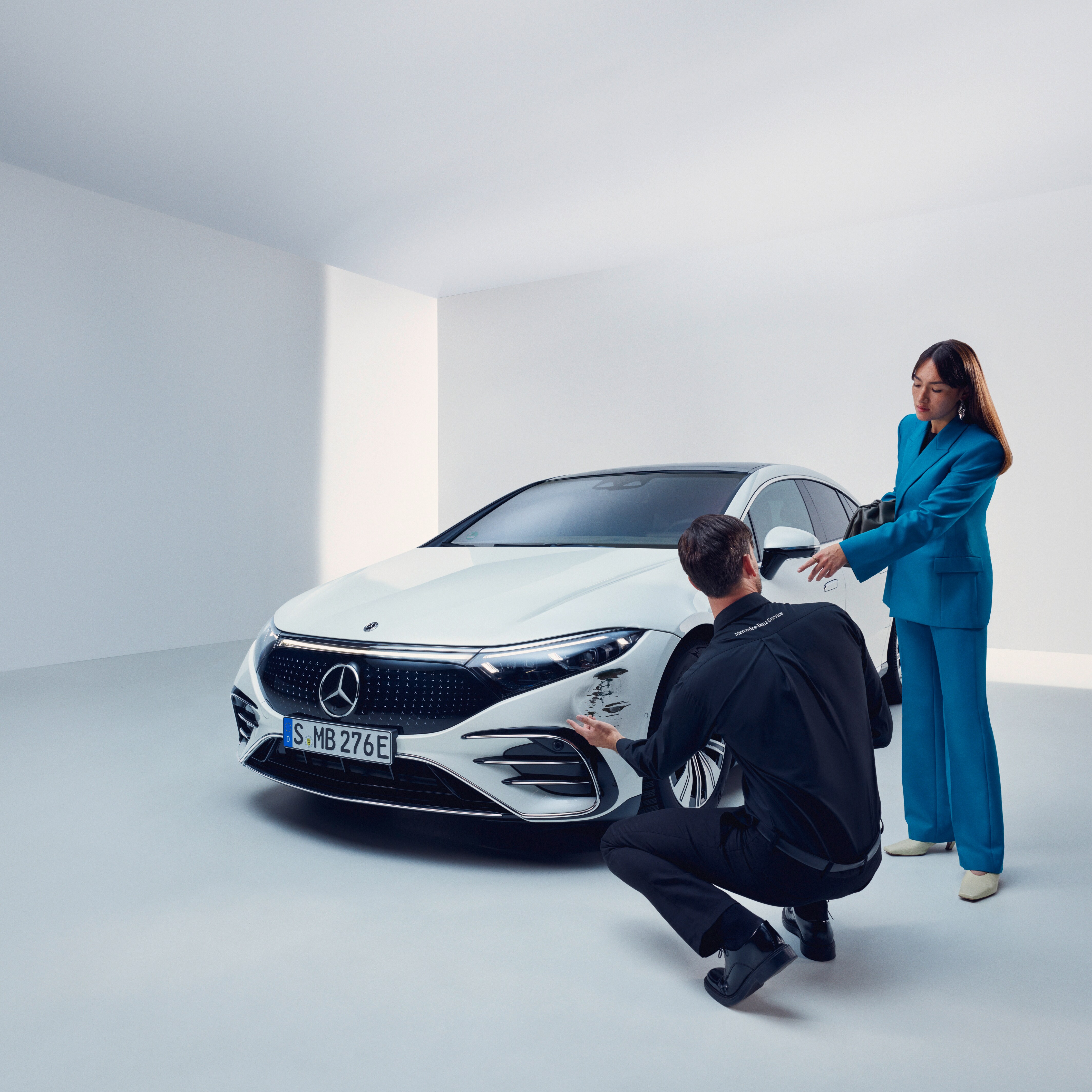 Ein Techniker inspiziert ein Mercedes-Benz Fahrzeug eines Kunden.