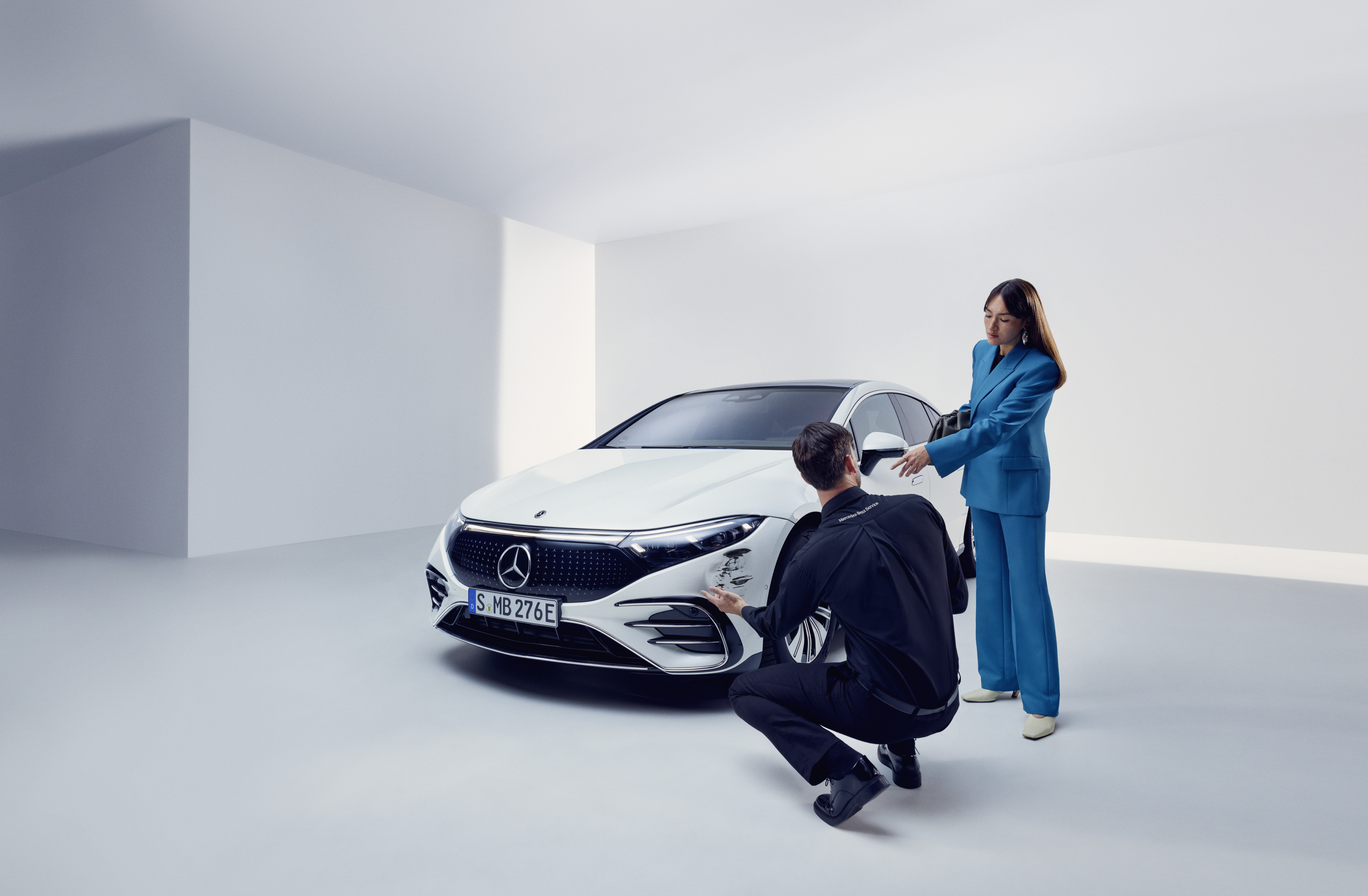 Schadensmeldung | Mercedes-Benz Ein Techniker inspiziert ein Mercedes-Benz Fahrzeug eines Kunden.