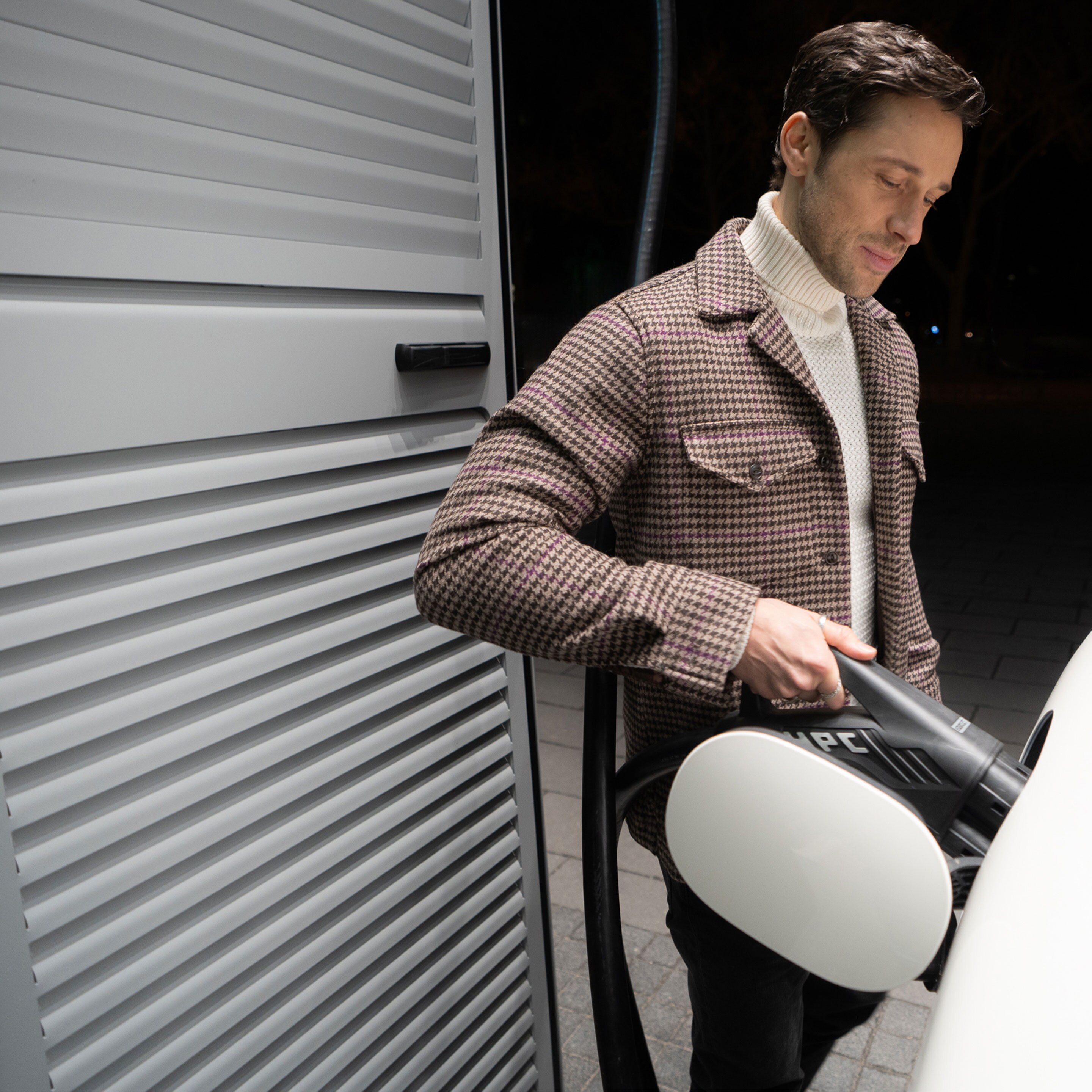 Ein Mercedes-Benz Elektroauto lädt unterwegs mit MB.CHARGE Public.