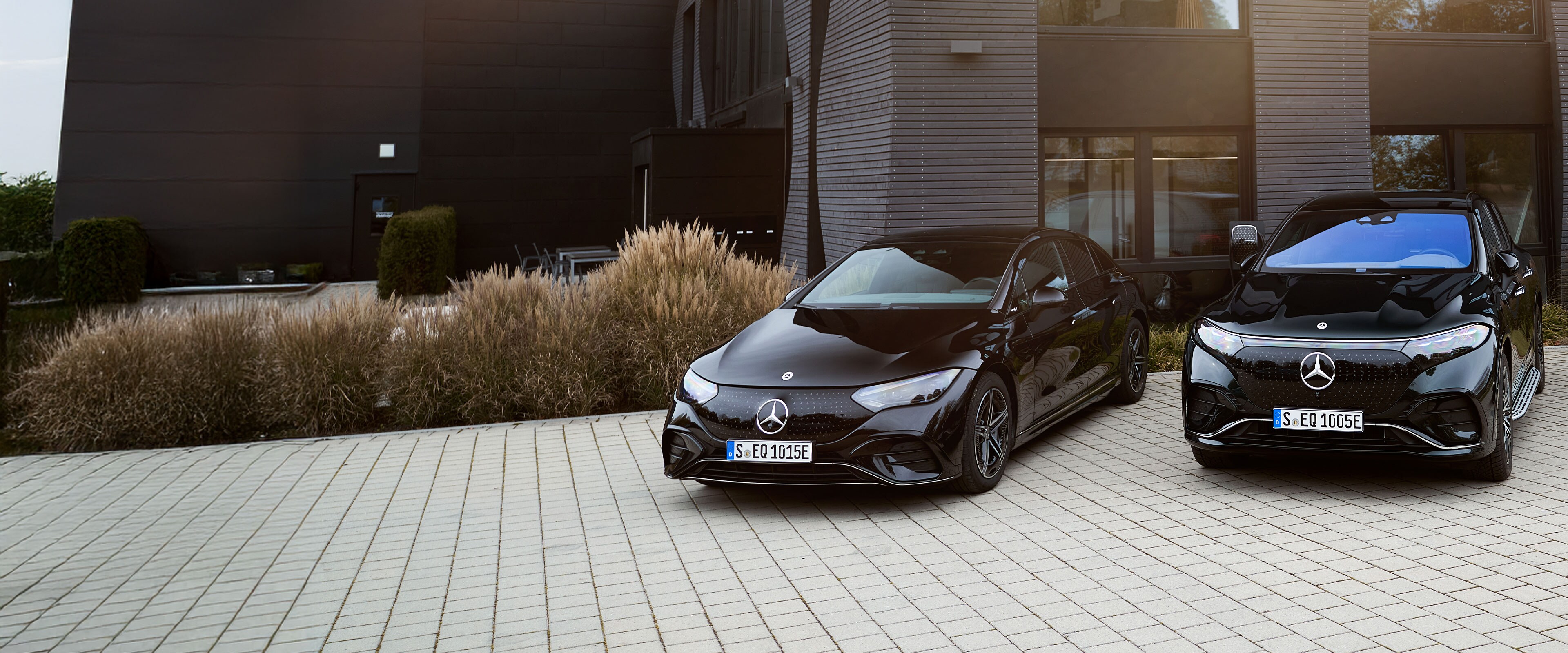 Geschäftskunden mit Elektroflotten überprüfen den Ladestatus ihres Fahrzeugs.