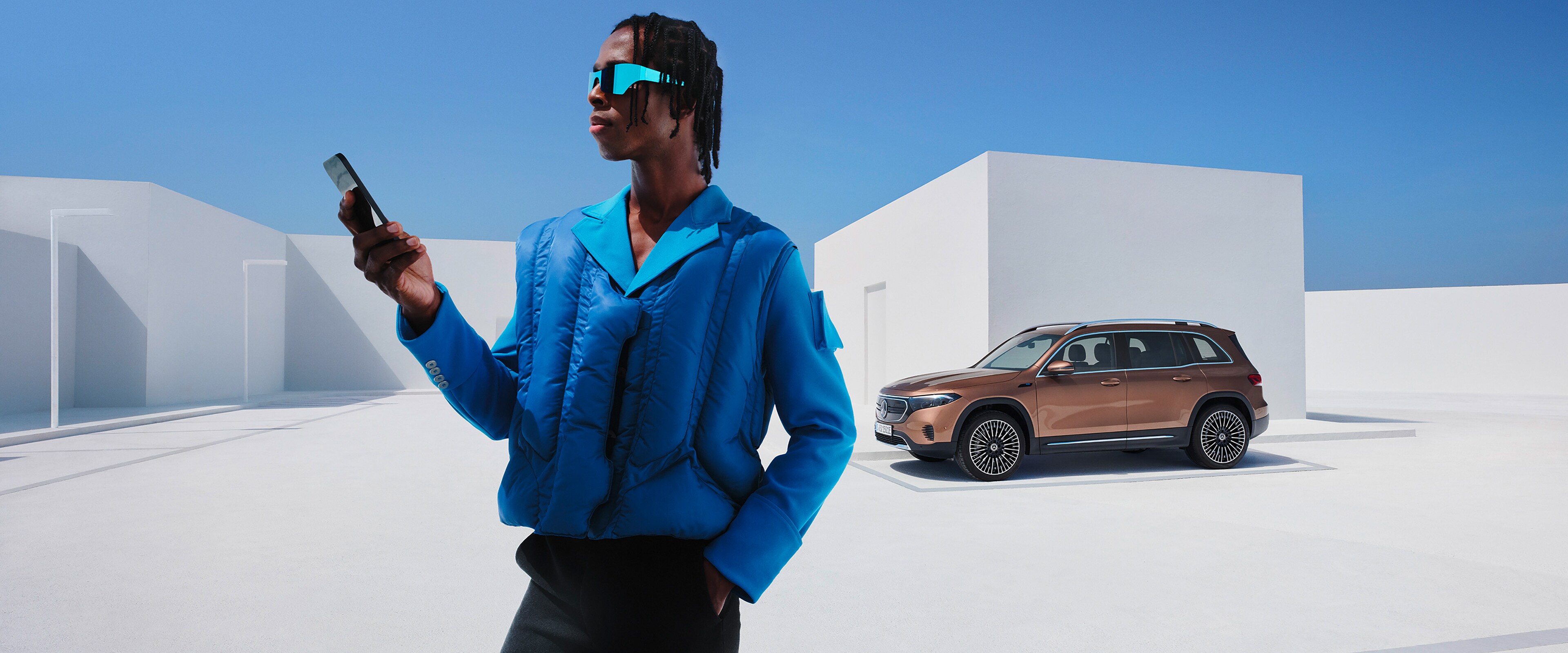 Ein Mann verwendet Digitale Extras auf seinem Smartphone, um sich mit seinem Mercedes-Benz zu verbinden.