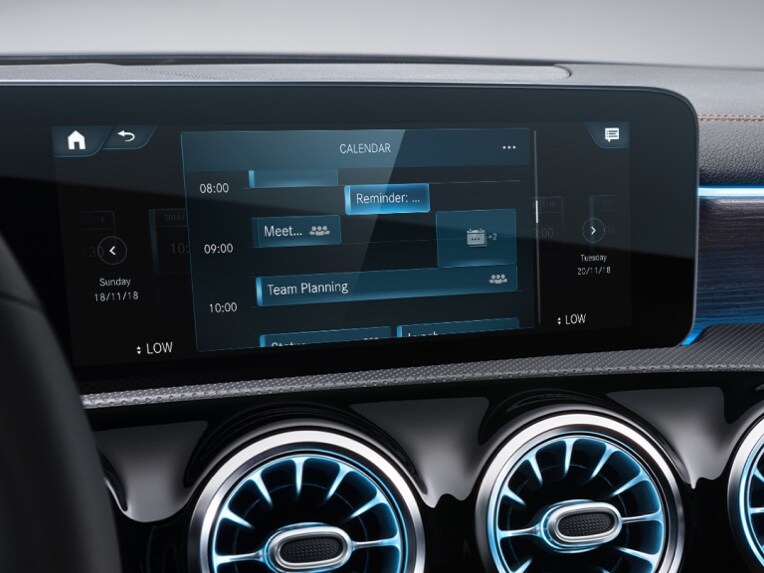 Das MBUX Multimediasystem zeigt mit dem Digitalen Extra In-Car Office die nächsten Meetings an.