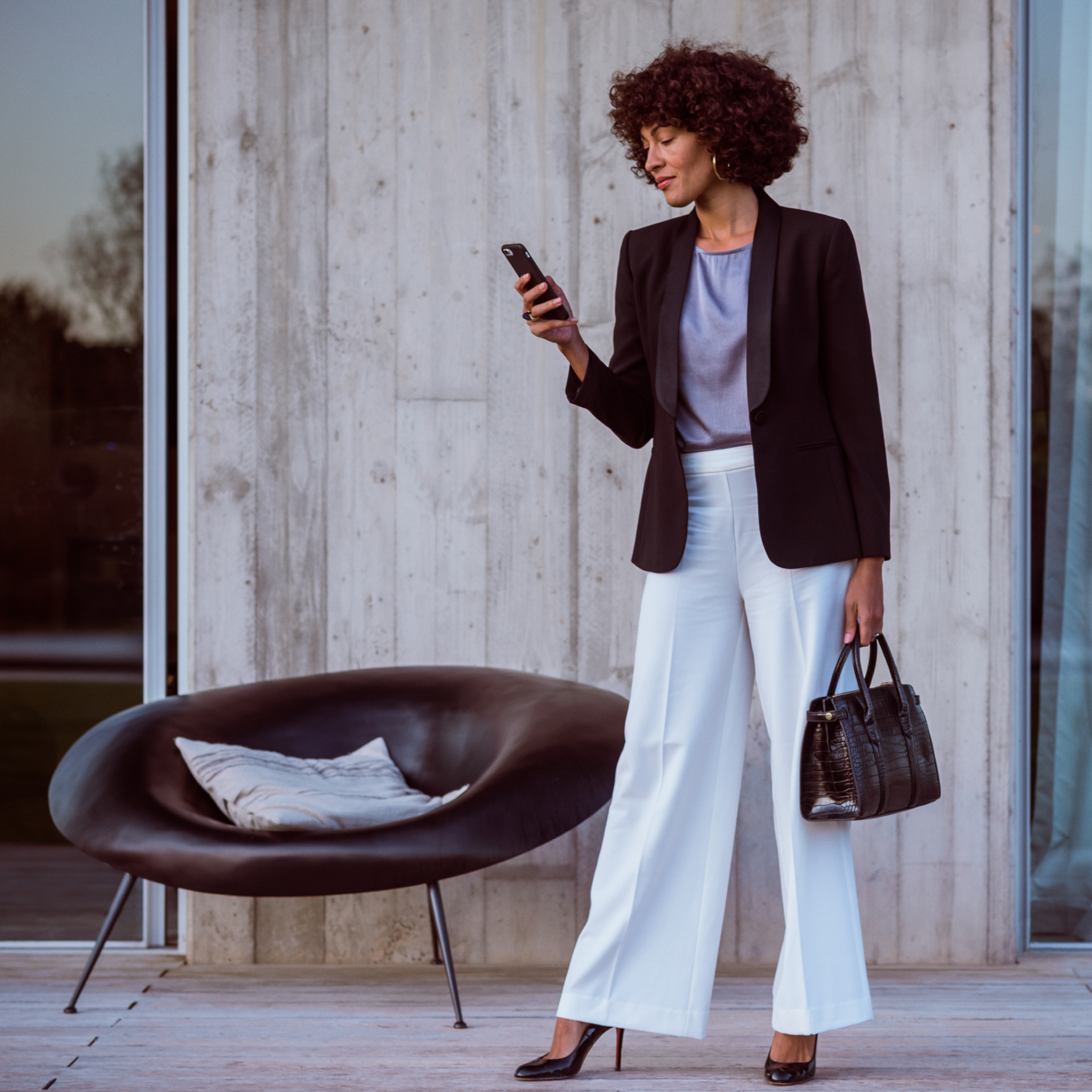 Mercedes-Benz App | Mercedes me ID | Mercedes-Benz Eine Frau verbindet sich über ihr Smartphone, die Mercedes App und ihre Mercedes me ID mit ihrem Mercedes-Benz.