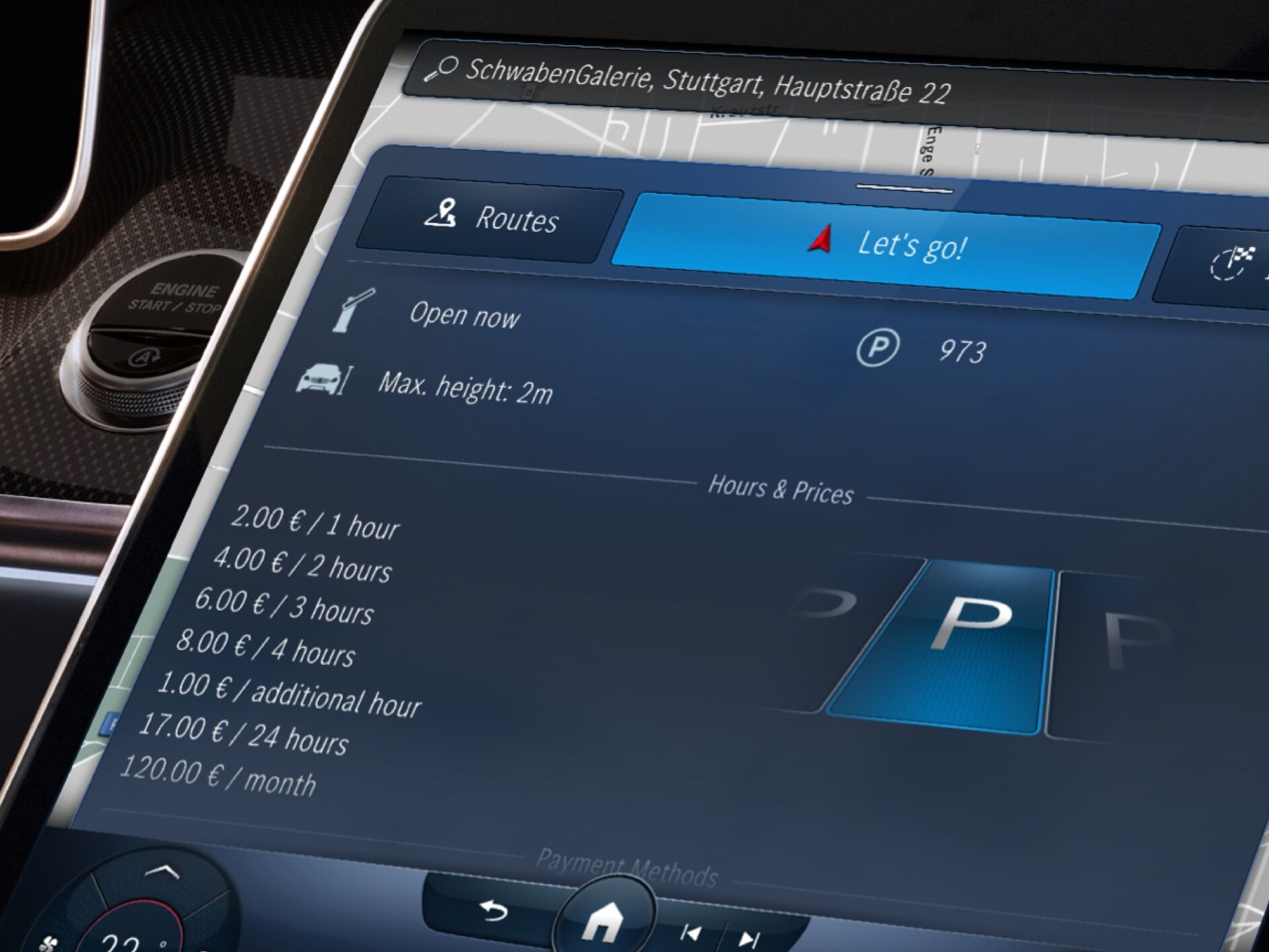 Das MBUX Multimediasystem zeigt dank des Digitalen Extras Parken für Navigation verfügbare Parkplätze und deren Preise.
