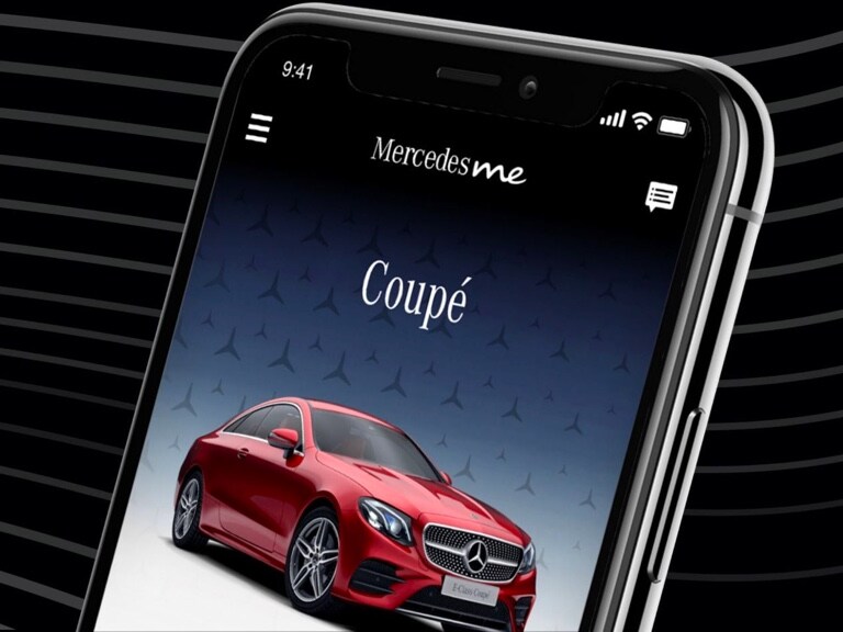 In der Mercedes me App auf einem Smartphone werden zukünftige Wunschfahrzeuge von Mercedes-Benz angezeigt.