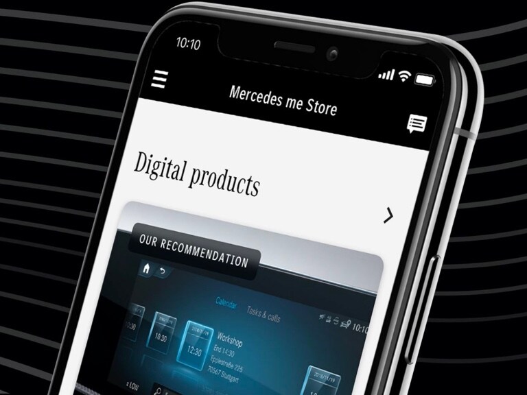Auf einem Smartphone wird Im Mercedes me Store das empfohlene Digitale Extra In-Car Office angezeigt.