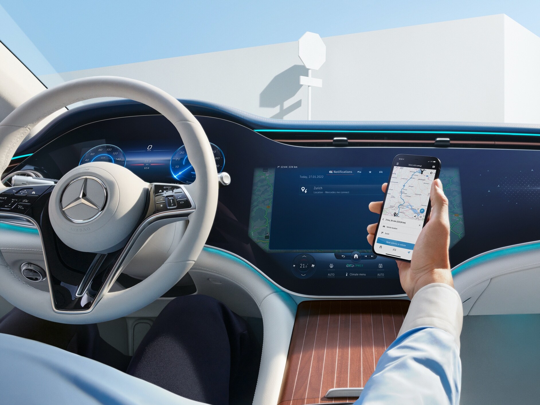 Ein Mann überträgt die ausgewählte Route von seinem Smartphone per Digitalen Extras zum Thema Navigation auf den MBUX Hyperscreen in seinem Mercedes-Benz.