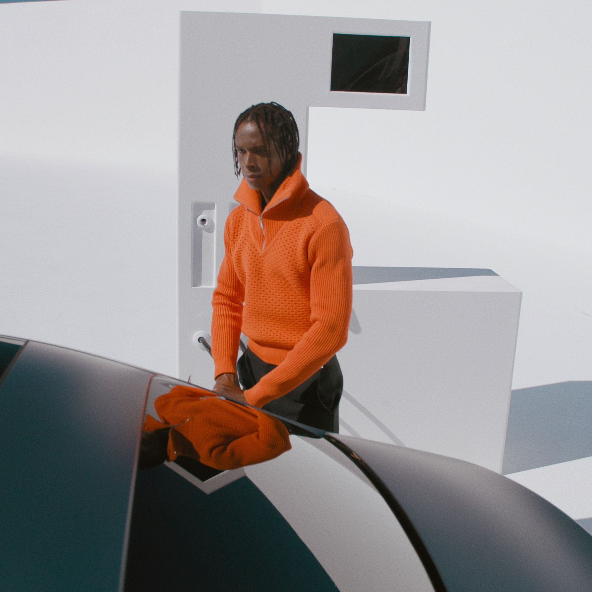 Fuel & Pay | Mercedes me Ein Mann steht an einer Zapfsäule und tankt sein Fahrzeug.