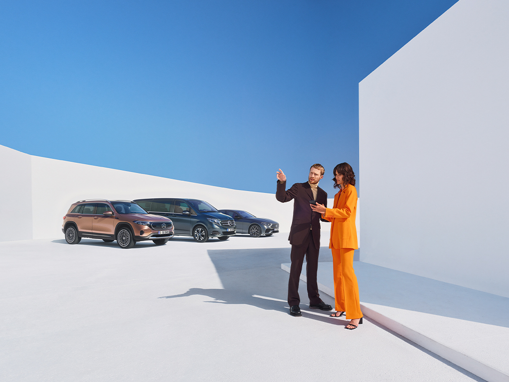 Digitale Extras für Geschäftskunden | Mercedes me Zwei Personen informieren sich auf einem Tablet über die Mercedes me Apps und Digitalen Extras.