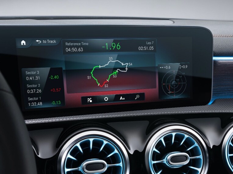 Das MBUX Multimediasystem zeigt mit dem Digitalen Extra AMG TRACK PACE die Rundenzeiten an.
