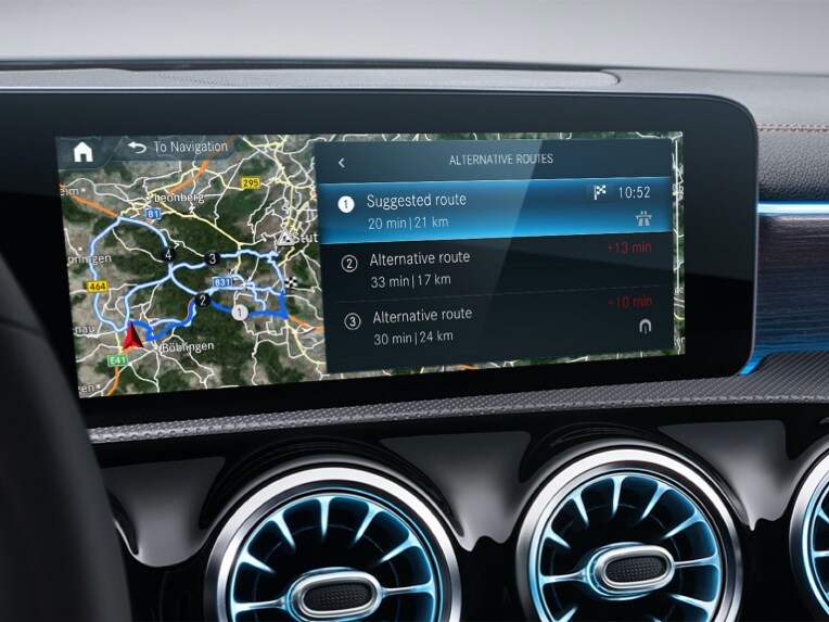 Das MBUX Multimediasystem zeigt dank der Digitalen Extras zum Thema Navigation die für den Fahrer:in beste Route.