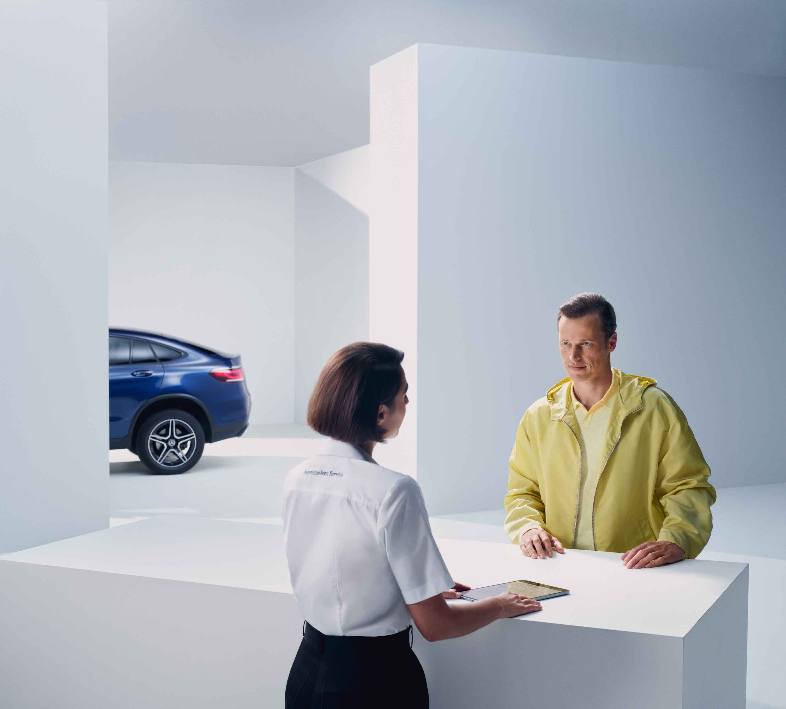 GenuineParts v. Non-genuine parts | Mercedes-Benz A person gets advice from a Mercedes-Benz employee.