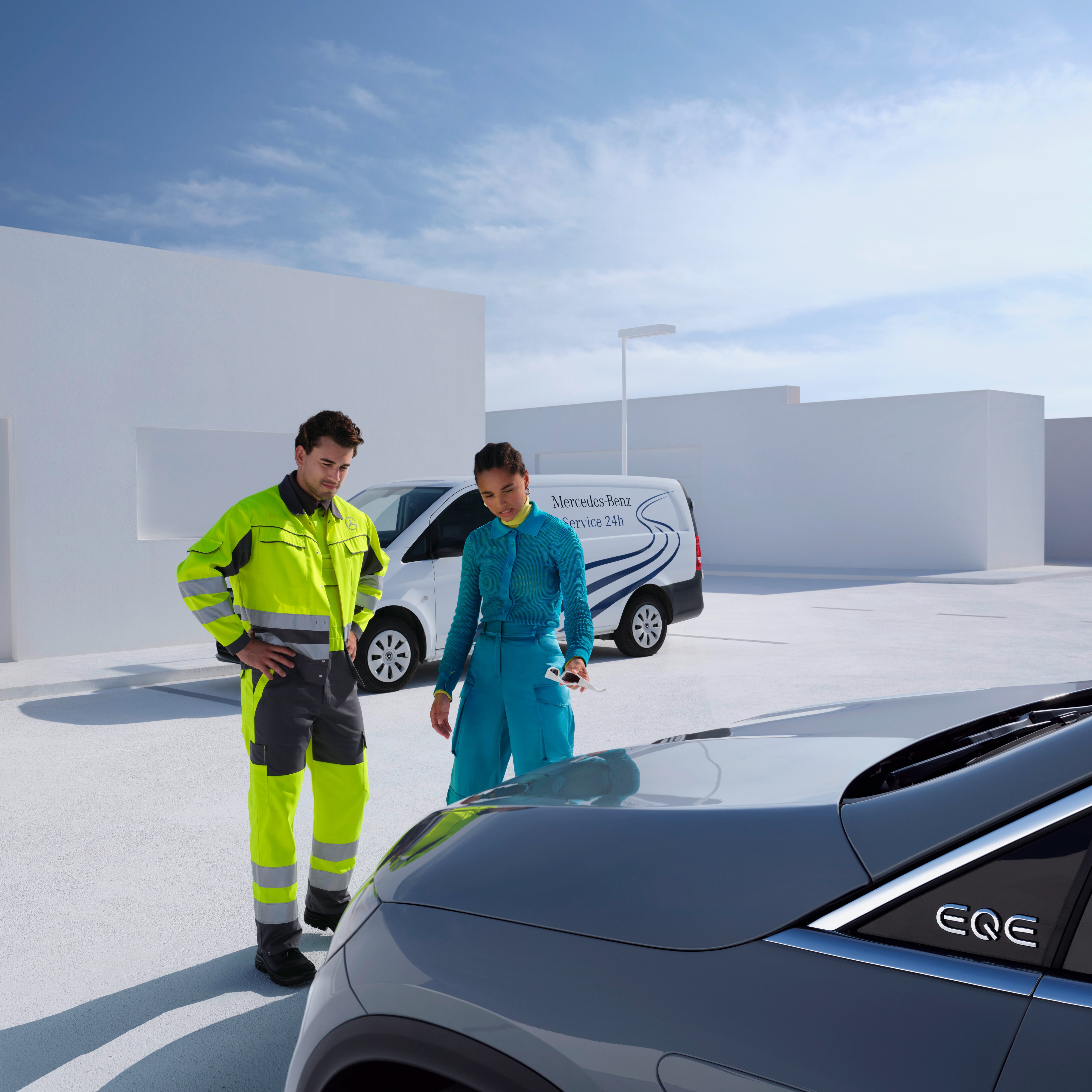 Ein Techniker des Mercedes-Benz Service-Teams und eine Person, die einen Mercedes-Benz anschaut.