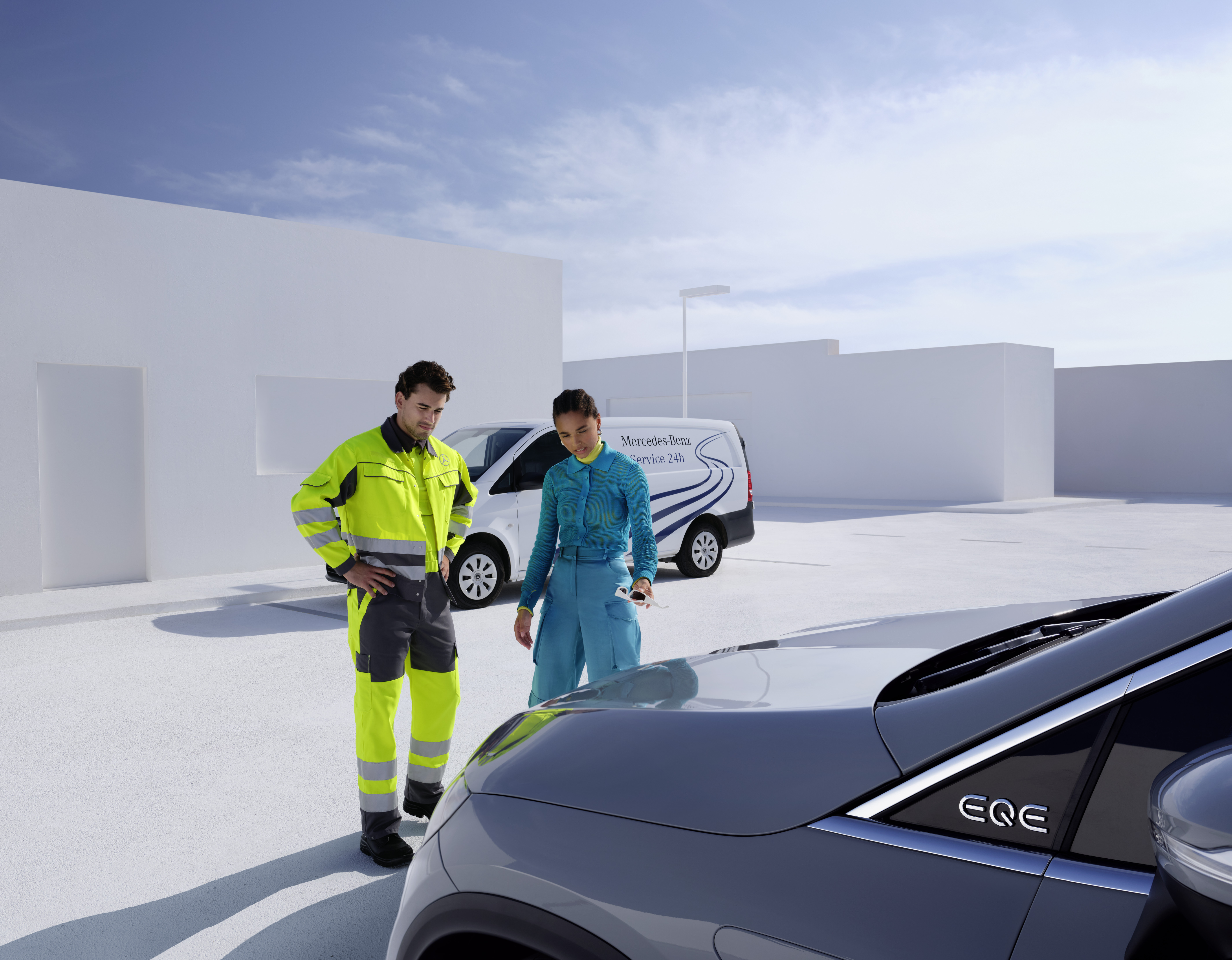 Pannenhilfe | Mercedes-Benz Ein Techniker des Mercedes-Benz Service-Teams und eine Person, die einen Mercedes-Benz anschaut.