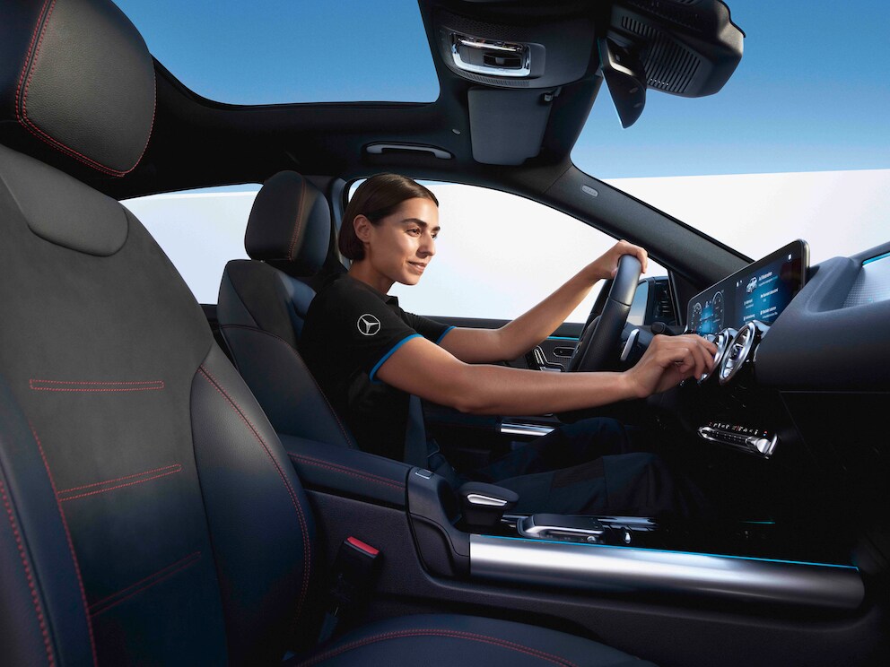 Eine Mercedes-Benz Technikerin führt eine Klimaanlagenreinigung durch.