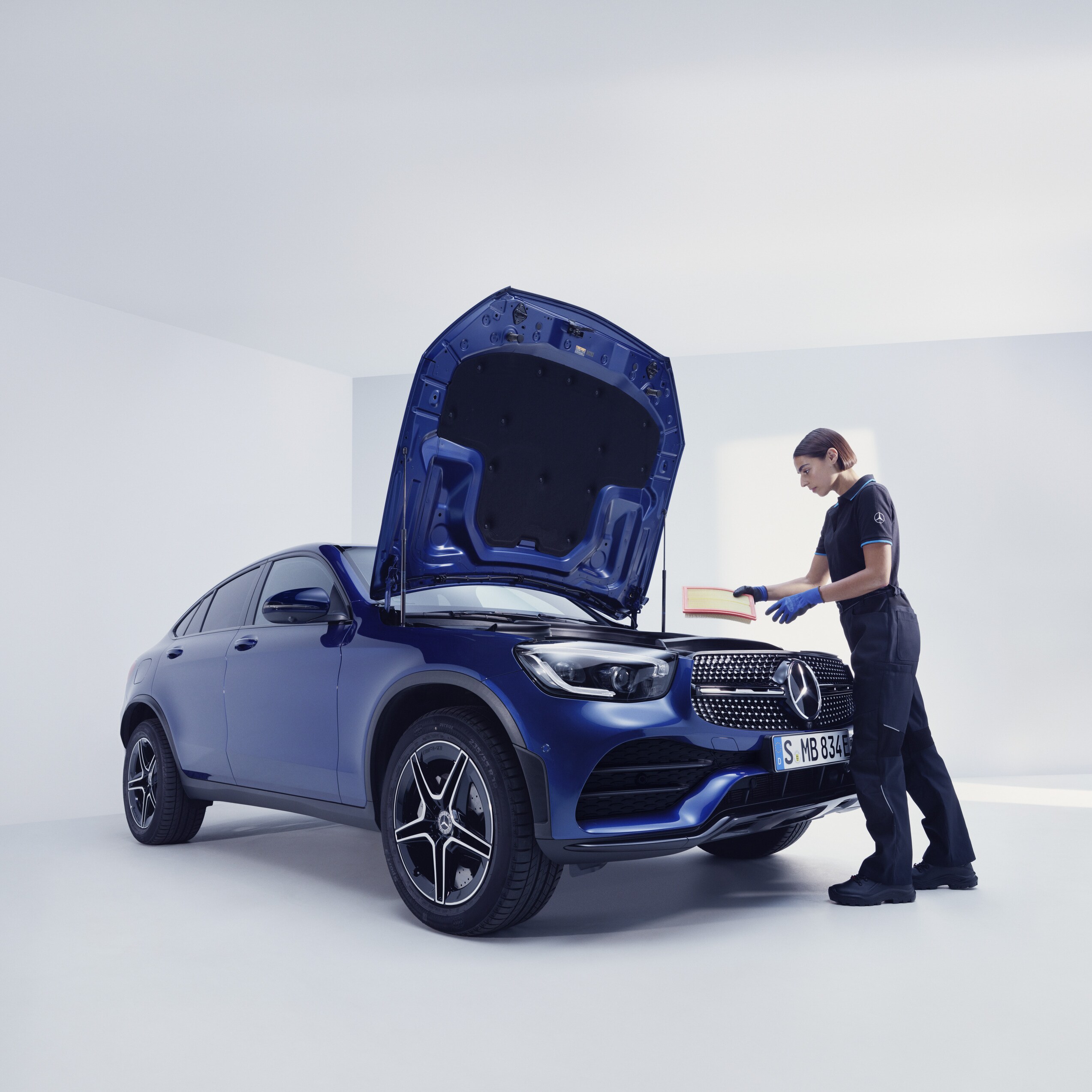 Ein Mercedes-Benz Mechaniker untersucht einen Mercedes-Benz.
