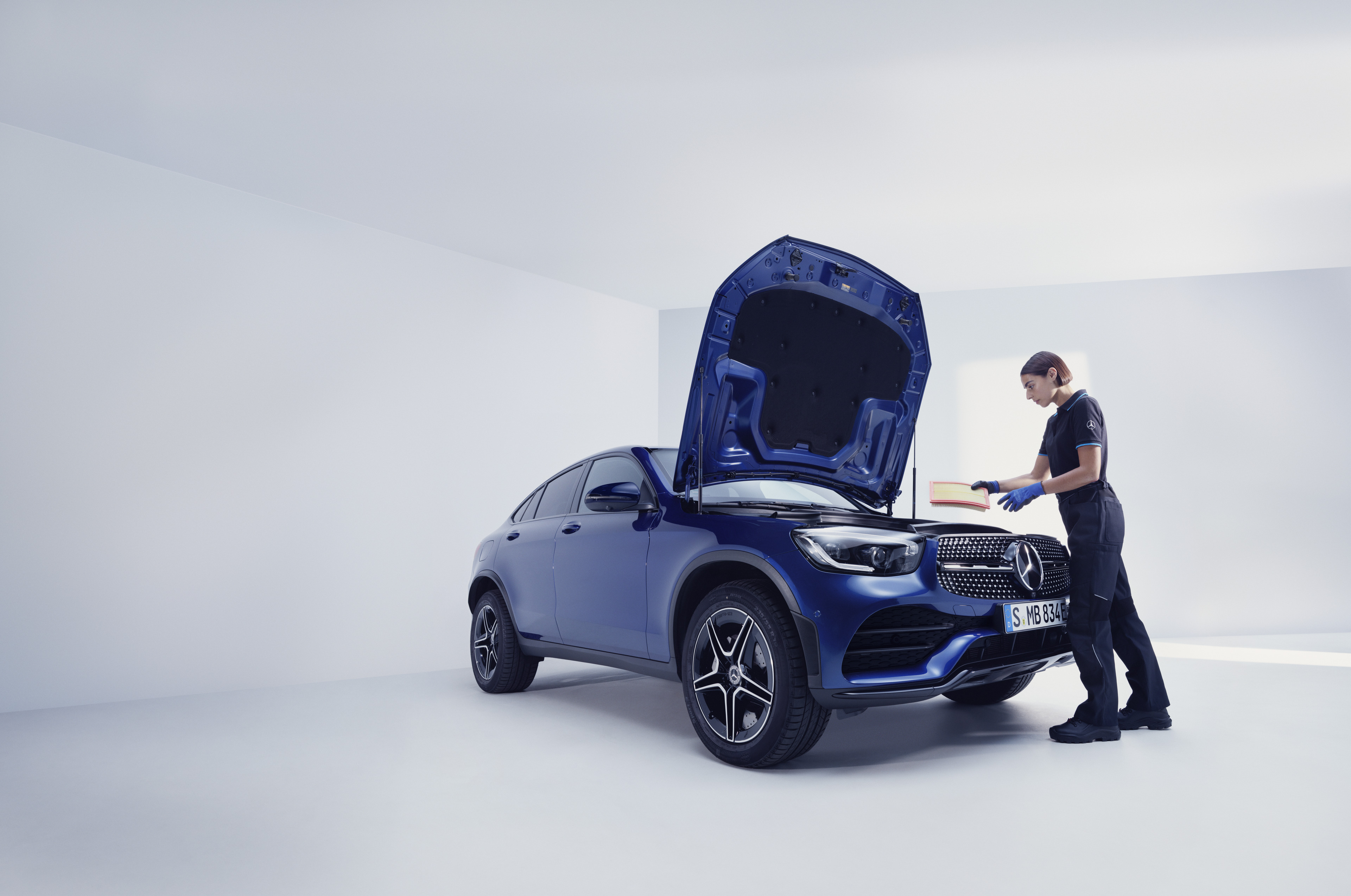 Wartungsarbeiten | Mercedes-Benz Ein Mercedes-Benz Mechaniker untersucht einen Mercedes-Benz.