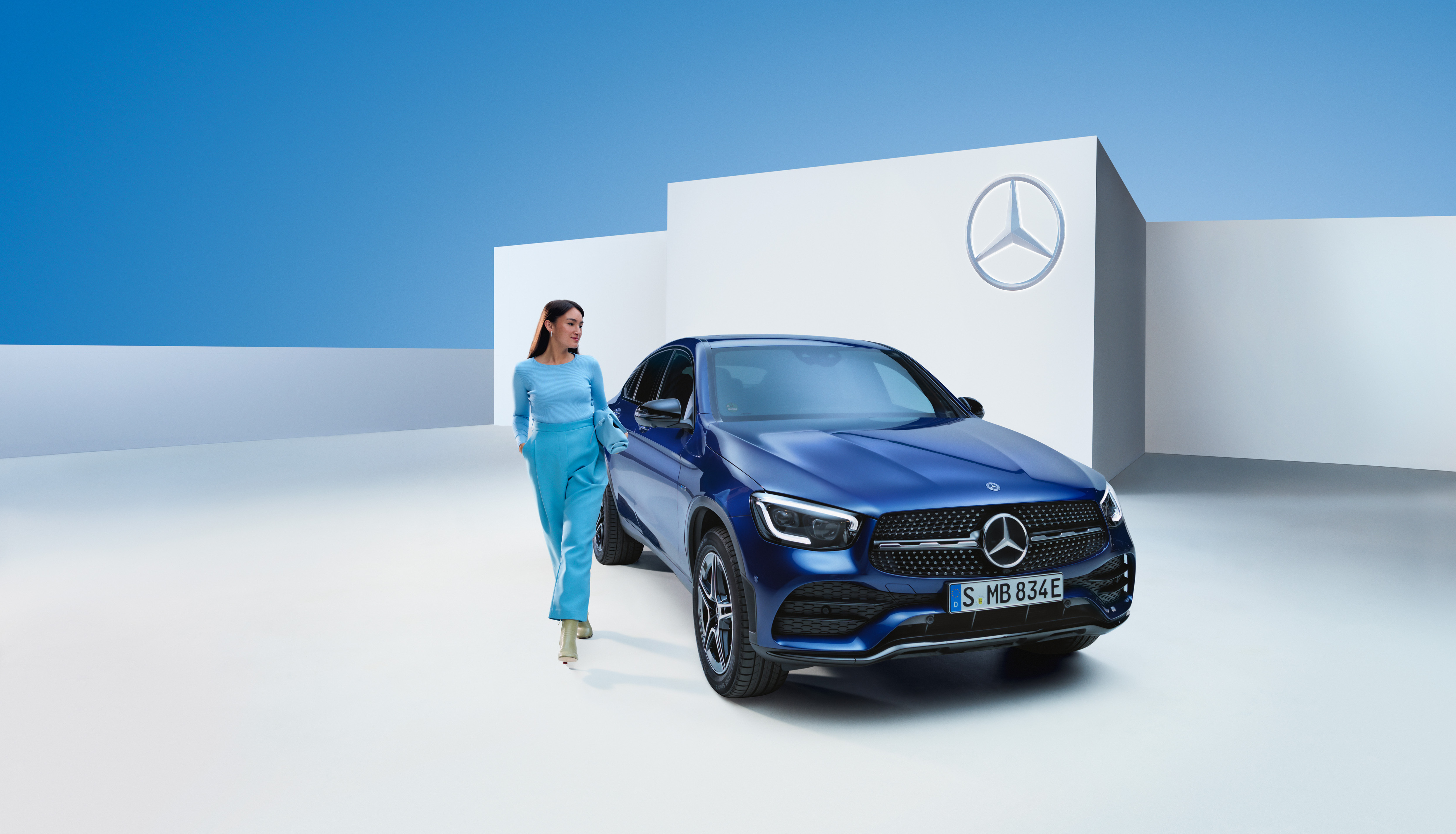Mercedes-Benz Garantie | Mercedes-Benz Eine gehende Person neben einem Mercedes-Benz Fahrzeug.