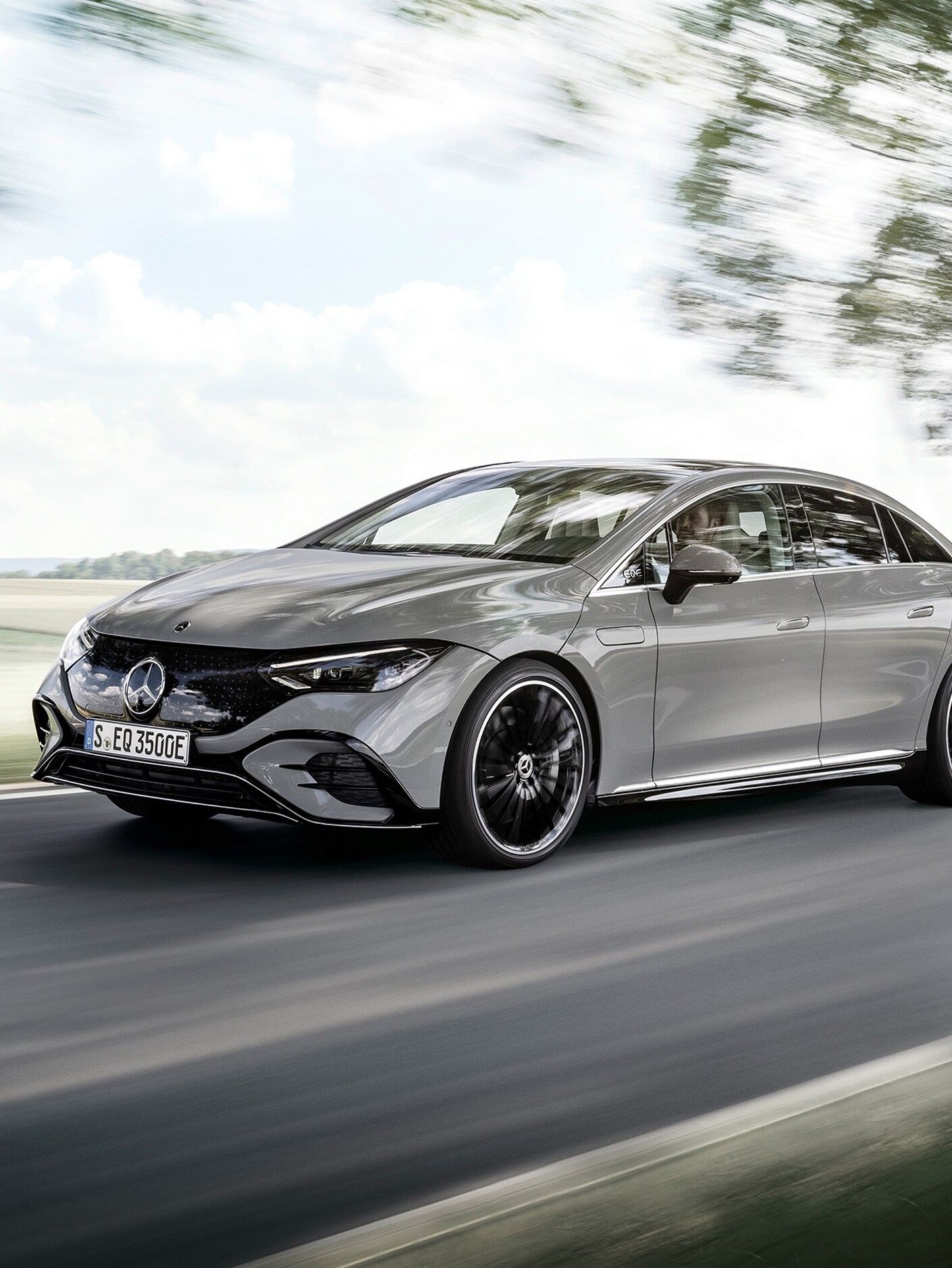 Der EQS auf einer Landstraße in seitlicher Frontansicht