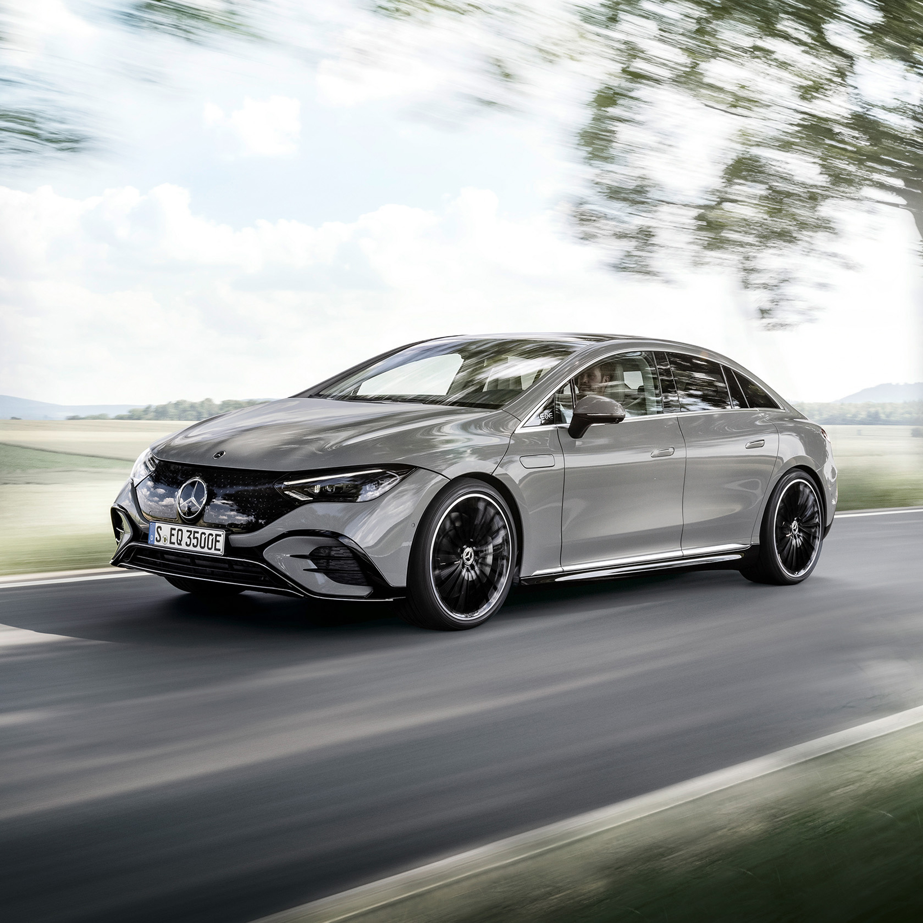 Mercedes-Benz | Land Wasser Luft | EQS Der EQS auf einer Landstraße in seitlicher Frontansicht