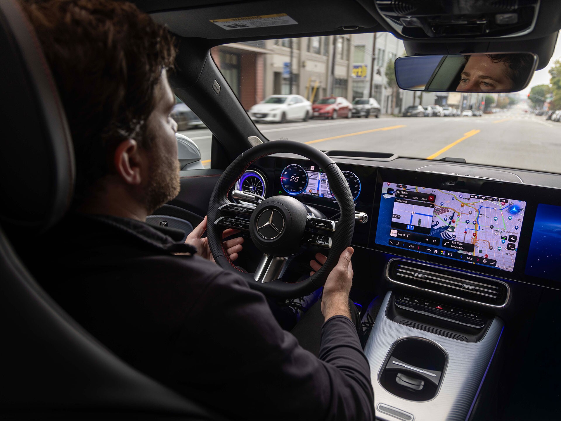 Das Cockpit eines Mercedes-Benz Fahrzeugs.