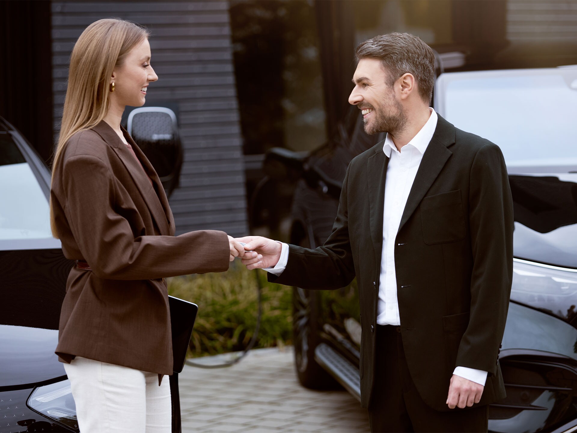 Flotten verschiedener elektrischer Pkw-Modelle von Mercedes-Benz stehen nebeneinander.