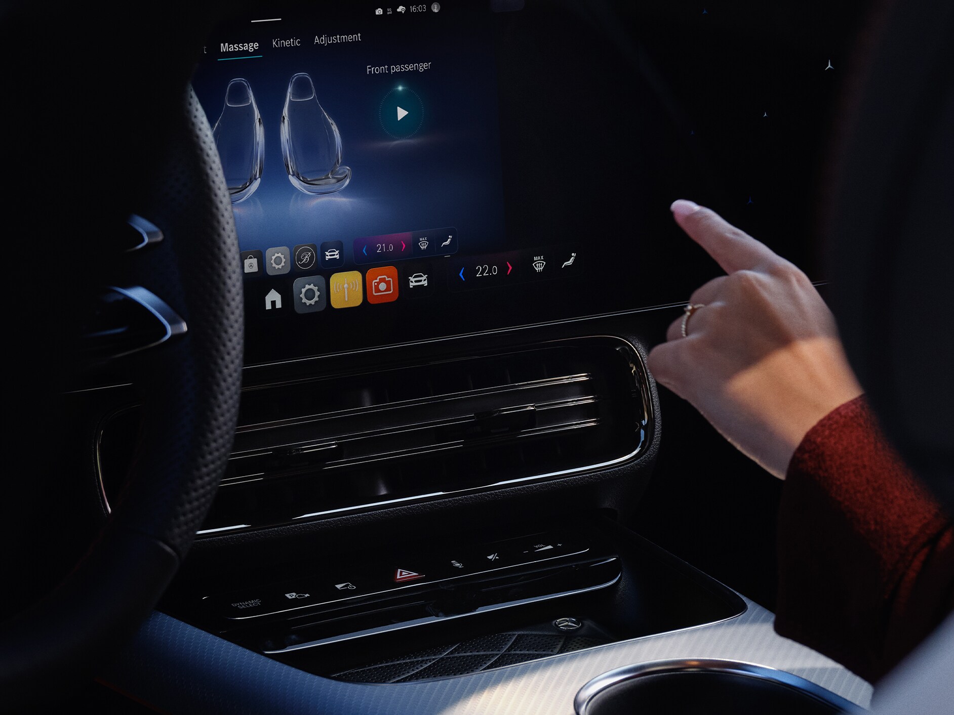 Das MBUX-Multimediasystem zeigt die Personalisierungsmöglichkeiten in einem Mercedes-Benz Fahrzeug an.