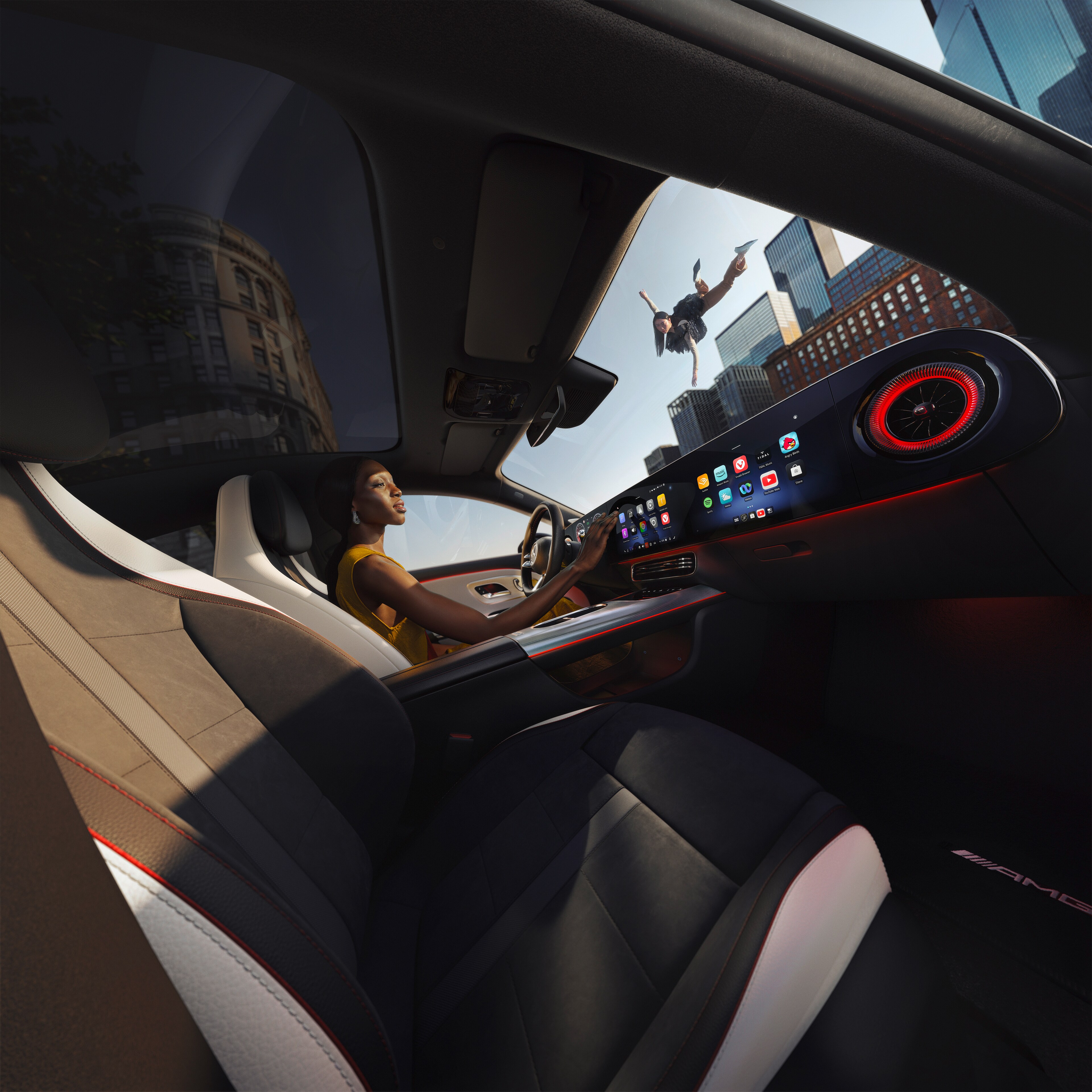 Innenansicht des Cockpits eines Mercedes-Benz mit MBUX-Multimediasystem.