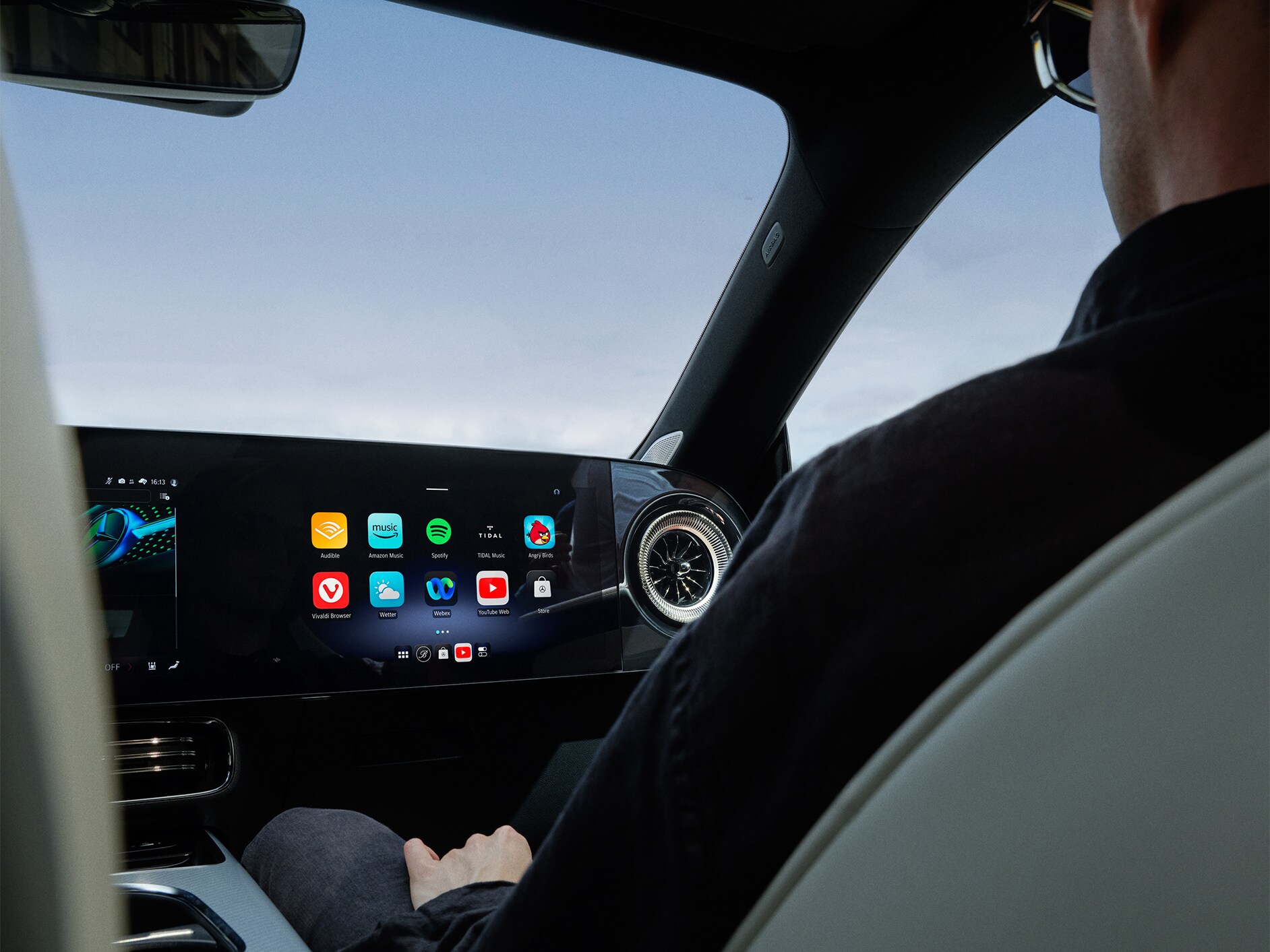 Innenansicht des Cockpits eines Mercedes-Benz mit MBUX Multimediasystem.