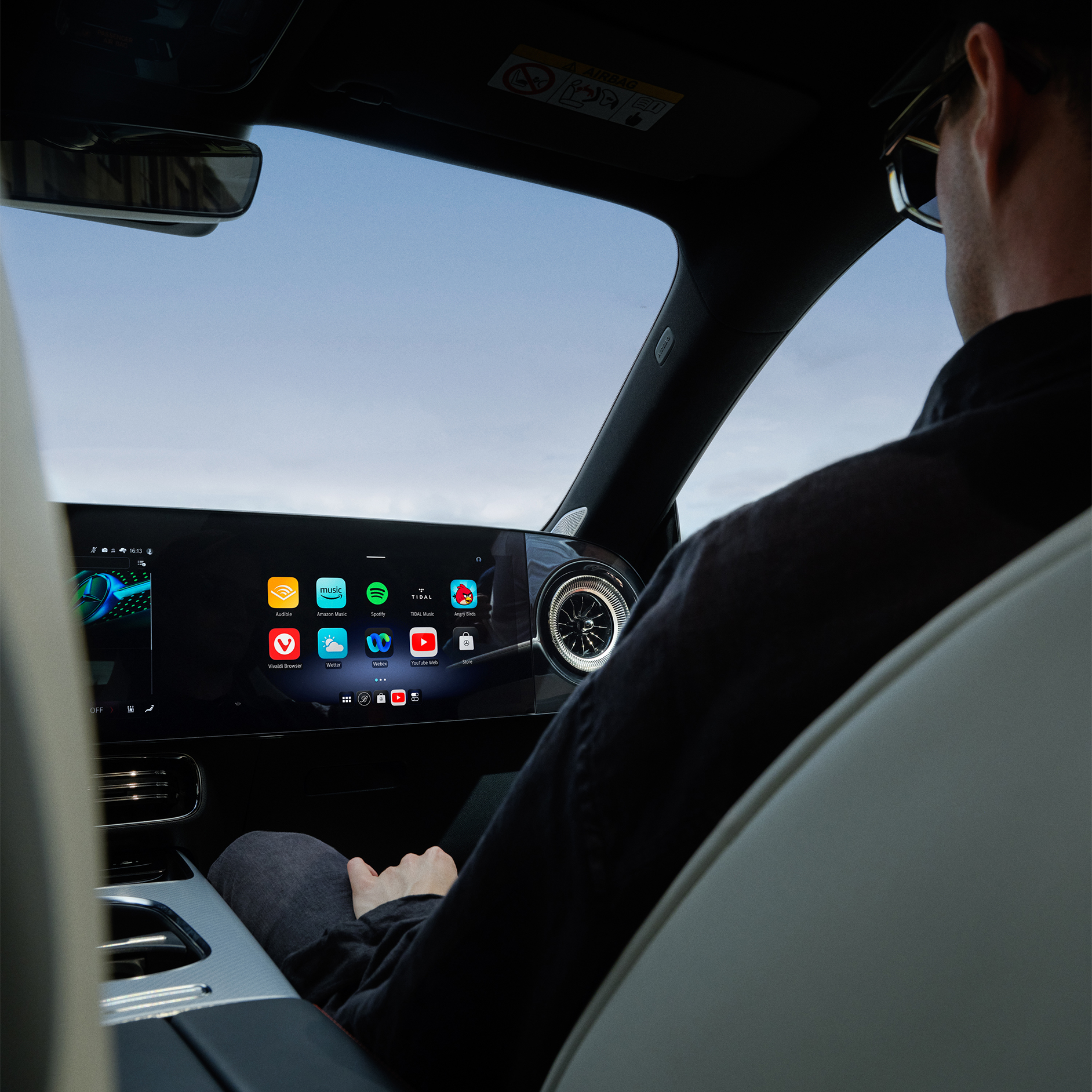 Sprachassistenz | MBUX Multimediasystem | Mercedes-Benz Innenansicht des Cockpits eines Mercedes-Benz mit MBUX Multimediasystem.
