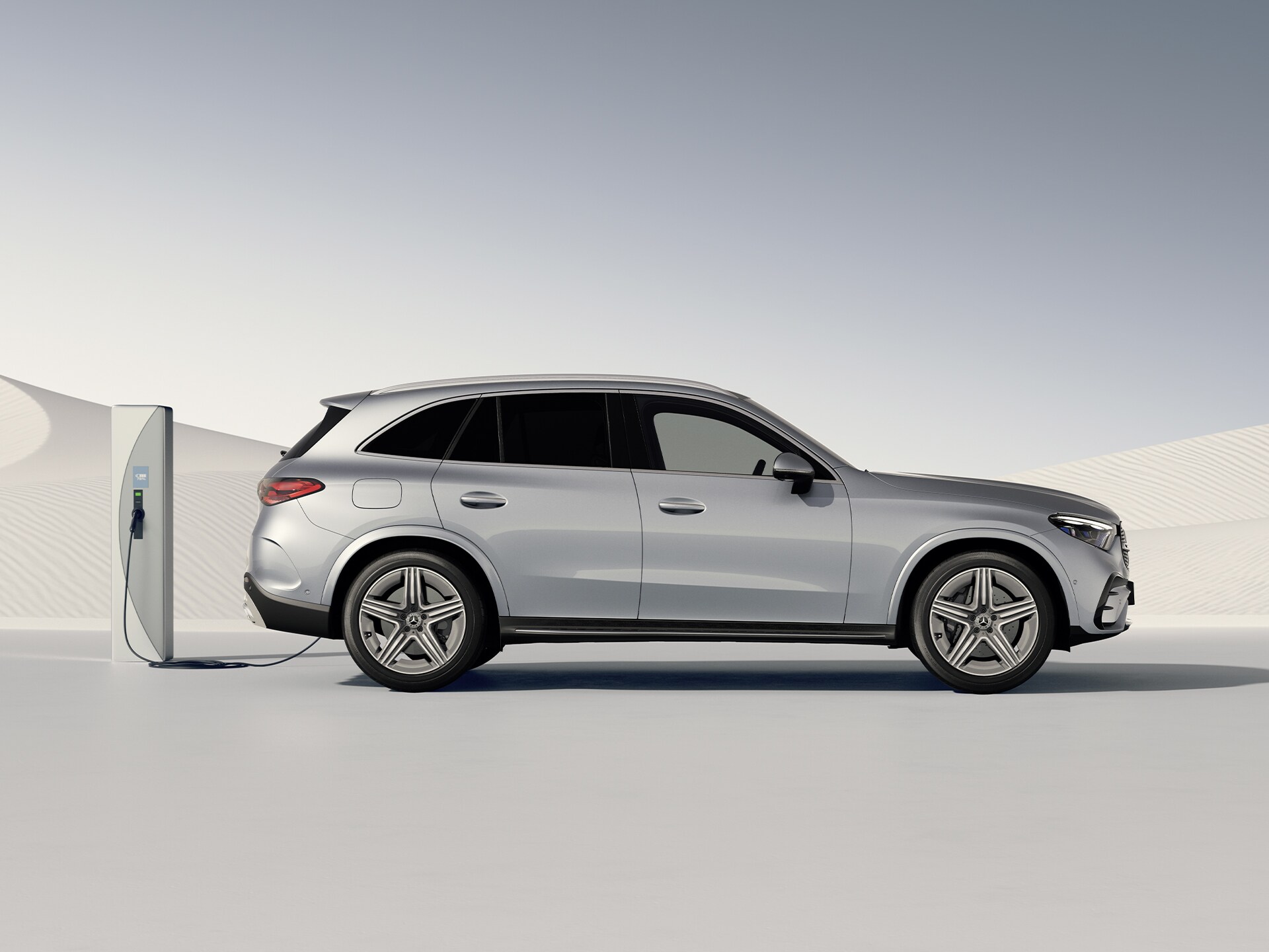 Seitenansicht des GLC Plug-in-Hybrid-SUV an einer Ladestation.
